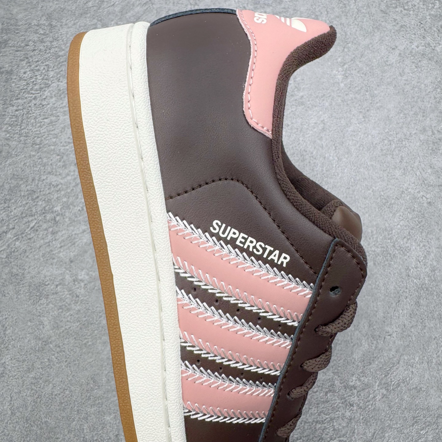 图片[6]-＃XP纯原套现福利 AD Originals Superstar 经典复古贝壳头板鞋 JP8167 诞生于1969年 是第一双将全皮面鞋 身与橡胶鞋头结合在一起的低帮篮球鞋 Superstar最开始 是作为高帮篮球鞋Pro Model的低帮版本而出现的 但因为其独特和醒目的橡胶鞋头造型而让大家熟知 被大家形象地称为\\\”shelltoe\\\”贝壳头 在70年代的美国职业篮球场上 接近3/4的NBA球员都将这双Superstar作为场上用鞋 80年代之后 经过不断的改良和发展 Superstar逐渐成为横跨时装、音乐、街头文化、休闲和运动等各大领域的时尚潮鞋 尺码：36 36.5 37 38 38.5 39 40 40.5 41 42 42.5 43 44 44.5 45-选品中心