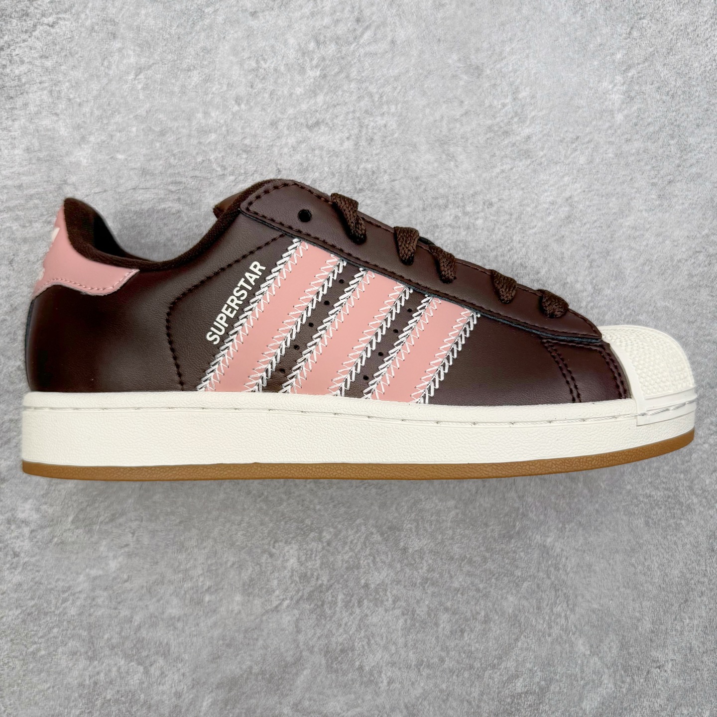 ＃XP纯原套现福利 AD Originals Superstar 经典复古贝壳头板鞋 JP8167 诞生于1969年 是第一双将全皮面鞋 身与橡胶鞋头结合在一起的低帮篮球鞋 Superstar最开始 是作为高帮篮球鞋Pro Model的低帮版本而出现的 但因为其独特和醒目的橡胶鞋头造型而让大家熟知 被大家形象地称为\\\