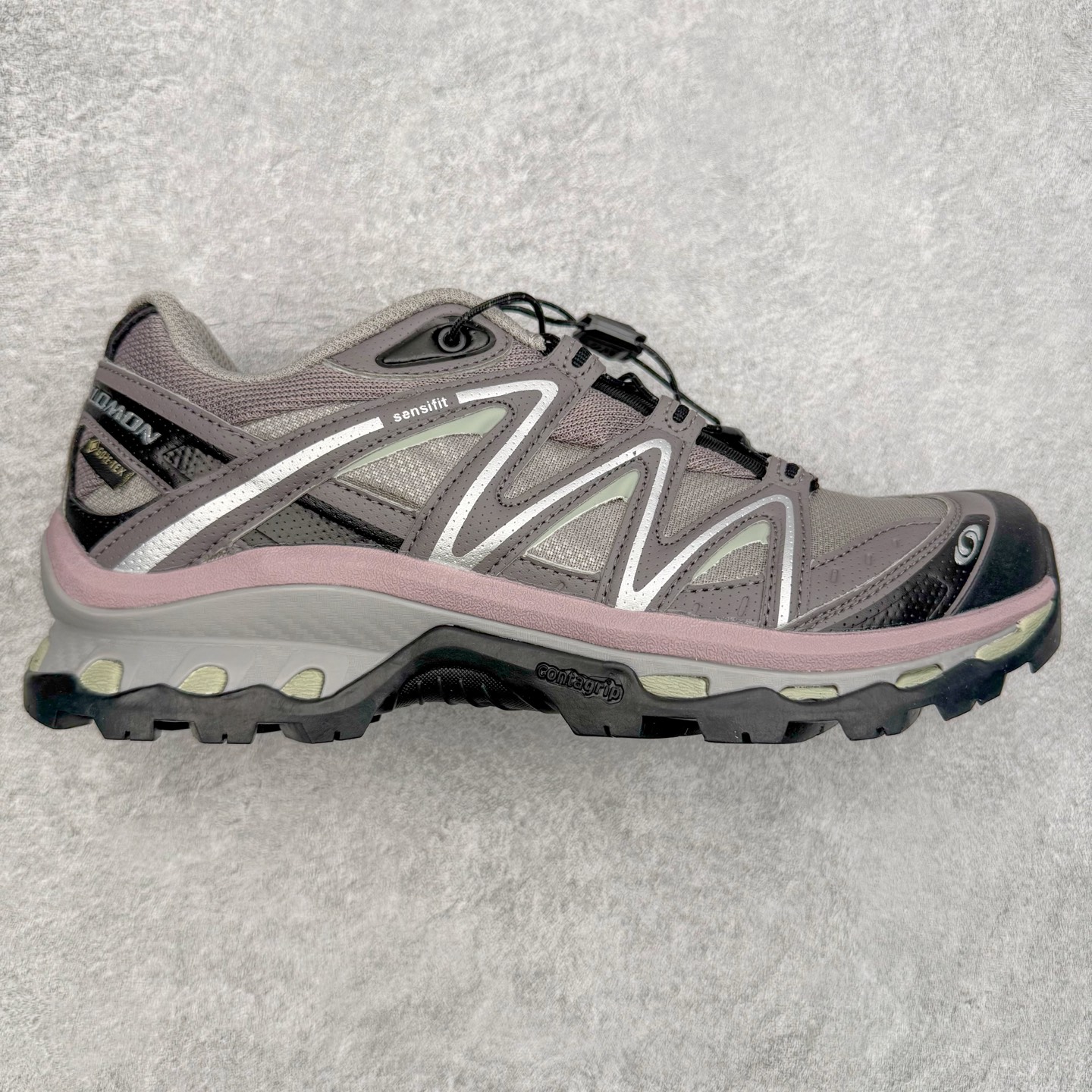 ＃PK4.0 Salomon XT-QUEST ADV 萨洛蒙潮流越野机能户外功能鞋 基于市场现有版本全新升级调整改良 现阶段市场最强产物 全新主色陆续出货 大底描漆工整零瑕疵 鞋头定型弧度完美 纯原外贸平台特供订单 耗时半年巨作 全套原纸板楦头开发 原厂特供网布配套加持 确保原汁原味 完美呈现版型 原档数据独家私模五层组合大底 男女鞋同步官方开发至46.5 原装Ortholite轻量化鞋垫 中底布带钢印编号 原厂TPU锁扣 进口港宝加持 后跟自然饱满 还原公司包裹性 基于 SALOMON 初代 XT 鞋身造型并搭载 4D ADVANCED CHASSIS™ 大底打造而成 为这款 XT-QUEST 带来了多项足部控制与保护等功能性 如在运动过程中控制左右晃动的过程而提高稳定性、改善长途越野过程中足中到足尖的过渡、提高感知岩石的精确度以抵抗尖锐物体对脚底的伤害以及采用动态缓冲来增强穿着舒适感 从而减轻疲劳感 使XT-QUEST 成为一双舒适且安全的户外之履 尺码：36 36.5 37.5 38 38.5 39 40 40.5 41 42 42.5 43 44 44.5 45-选品中心