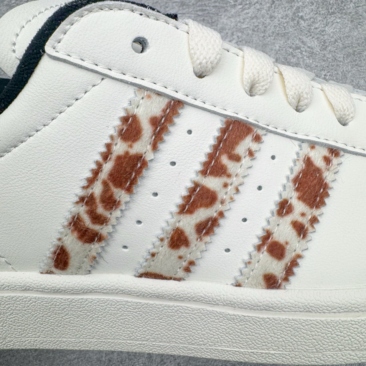 图片[15]-＃XP纯原套现福利 AD Originals Superstar 经典复古贝壳头板鞋 JQ6473 诞生于1969年 是第一双将全皮面鞋 身与橡胶鞋头结合在一起的低帮篮球鞋 Superstar最开始 是作为高帮篮球鞋Pro Model的低帮版本而出现的 但因为其独特和醒目的橡胶鞋头造型而让大家熟知 被大家形象地称为\\\”shelltoe\\\”贝壳头 在70年代的美国职业篮球场上 接近3/4的NBA球员都将这双Superstar作为场上用鞋 80年代之后 经过不断的改良和发展 Superstar逐渐成为横跨时装、音乐、街头文化、休闲和运动等各大领域的时尚潮鞋 尺码：36 36.5 37 38 38.5 39 40 40.5 41 42 42.5 43 44 44.5 45-选品中心