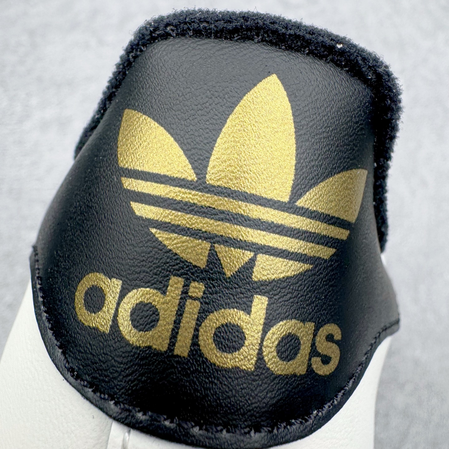 图片[14]-＃XP纯原套现福利 AD Originals Superstar 经典复古贝壳头板鞋 JQ6473 诞生于1969年 是第一双将全皮面鞋 身与橡胶鞋头结合在一起的低帮篮球鞋 Superstar最开始 是作为高帮篮球鞋Pro Model的低帮版本而出现的 但因为其独特和醒目的橡胶鞋头造型而让大家熟知 被大家形象地称为\\\”shelltoe\\\”贝壳头 在70年代的美国职业篮球场上 接近3/4的NBA球员都将这双Superstar作为场上用鞋 80年代之后 经过不断的改良和发展 Superstar逐渐成为横跨时装、音乐、街头文化、休闲和运动等各大领域的时尚潮鞋 尺码：36 36.5 37 38 38.5 39 40 40.5 41 42 42.5 43 44 44.5 45-选品中心