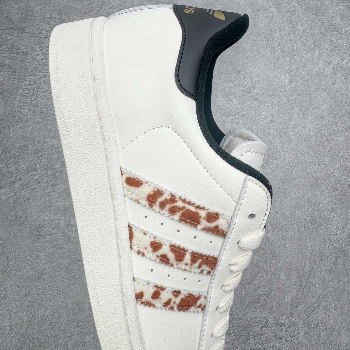 图片[6]-＃XP纯原套现福利 AD Originals Superstar 经典复古贝壳头板鞋 JQ6473 诞生于1969年 是第一双将全皮面鞋 身与橡胶鞋头结合在一起的低帮篮球鞋 Superstar最开始 是作为高帮篮球鞋Pro Model的低帮版本而出现的 但因为其独特和醒目的橡胶鞋头造型而让大家熟知 被大家形象地称为\\\”shelltoe\\\”贝壳头 在70年代的美国职业篮球场上 接近3/4的NBA球员都将这双Superstar作为场上用鞋 80年代之后 经过不断的改良和发展 Superstar逐渐成为横跨时装、音乐、街头文化、休闲和运动等各大领域的时尚潮鞋 尺码：36 36.5 37 38 38.5 39 40 40.5 41 42 42.5 43 44 44.5 45-选品中心