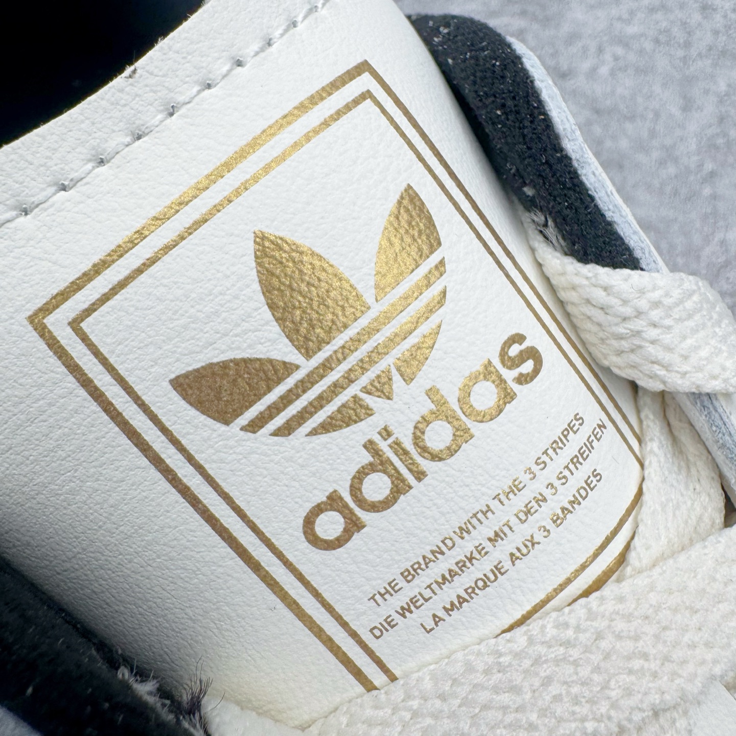 图片[12]-＃XP纯原套现福利 AD Originals Superstar 经典复古贝壳头板鞋 JQ6473 诞生于1969年 是第一双将全皮面鞋 身与橡胶鞋头结合在一起的低帮篮球鞋 Superstar最开始 是作为高帮篮球鞋Pro Model的低帮版本而出现的 但因为其独特和醒目的橡胶鞋头造型而让大家熟知 被大家形象地称为\\\”shelltoe\\\”贝壳头 在70年代的美国职业篮球场上 接近3/4的NBA球员都将这双Superstar作为场上用鞋 80年代之后 经过不断的改良和发展 Superstar逐渐成为横跨时装、音乐、街头文化、休闲和运动等各大领域的时尚潮鞋 尺码：36 36.5 37 38 38.5 39 40 40.5 41 42 42.5 43 44 44.5 45-选品中心