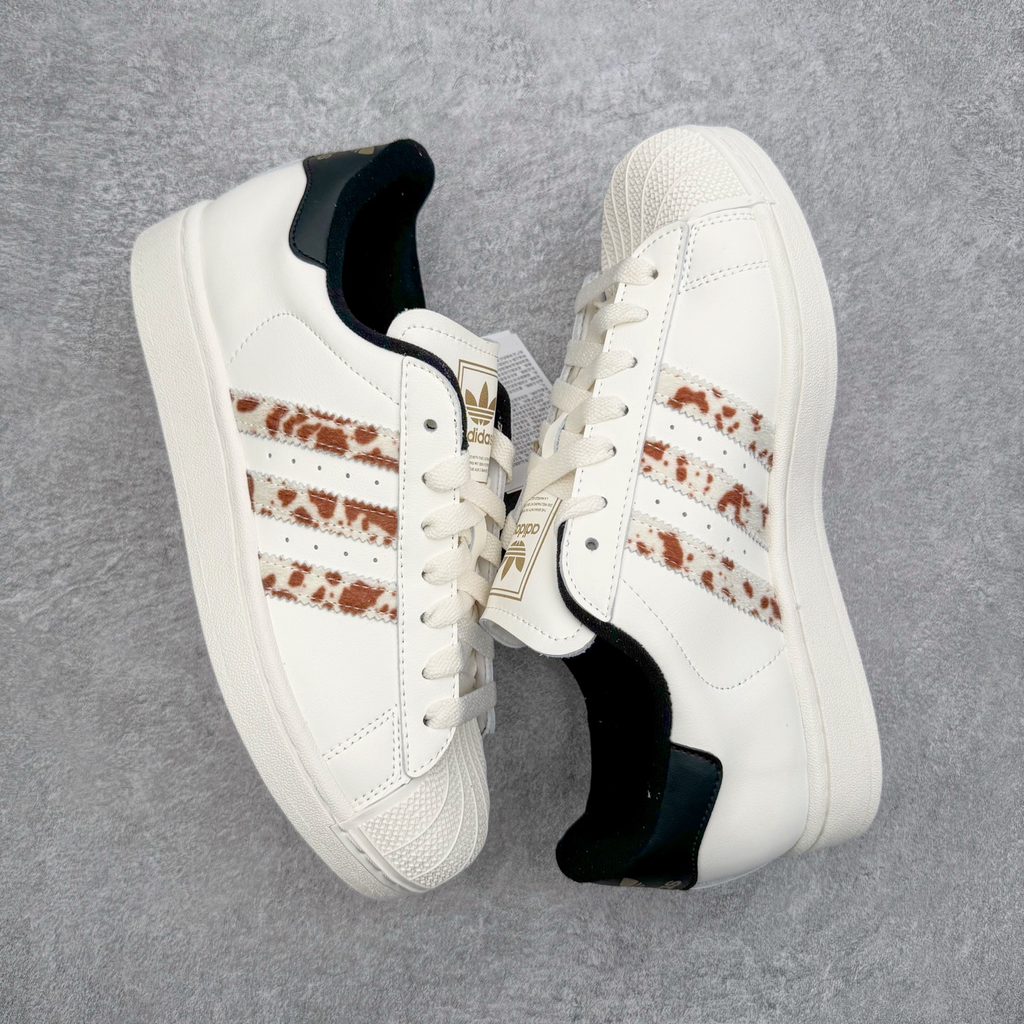 图片[3]-＃XP纯原套现福利 AD Originals Superstar 经典复古贝壳头板鞋 JQ6473 诞生于1969年 是第一双将全皮面鞋 身与橡胶鞋头结合在一起的低帮篮球鞋 Superstar最开始 是作为高帮篮球鞋Pro Model的低帮版本而出现的 但因为其独特和醒目的橡胶鞋头造型而让大家熟知 被大家形象地称为\\\”shelltoe\\\”贝壳头 在70年代的美国职业篮球场上 接近3/4的NBA球员都将这双Superstar作为场上用鞋 80年代之后 经过不断的改良和发展 Superstar逐渐成为横跨时装、音乐、街头文化、休闲和运动等各大领域的时尚潮鞋 尺码：36 36.5 37 38 38.5 39 40 40.5 41 42 42.5 43 44 44.5 45-选品中心