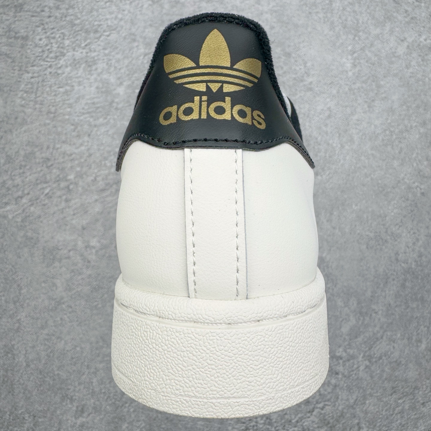 图片[8]-＃XP纯原套现福利 AD Originals Superstar 经典复古贝壳头板鞋 JQ6473 诞生于1969年 是第一双将全皮面鞋 身与橡胶鞋头结合在一起的低帮篮球鞋 Superstar最开始 是作为高帮篮球鞋Pro Model的低帮版本而出现的 但因为其独特和醒目的橡胶鞋头造型而让大家熟知 被大家形象地称为\\\”shelltoe\\\”贝壳头 在70年代的美国职业篮球场上 接近3/4的NBA球员都将这双Superstar作为场上用鞋 80年代之后 经过不断的改良和发展 Superstar逐渐成为横跨时装、音乐、街头文化、休闲和运动等各大领域的时尚潮鞋 尺码：36 36.5 37 38 38.5 39 40 40.5 41 42 42.5 43 44 44.5 45-选品中心