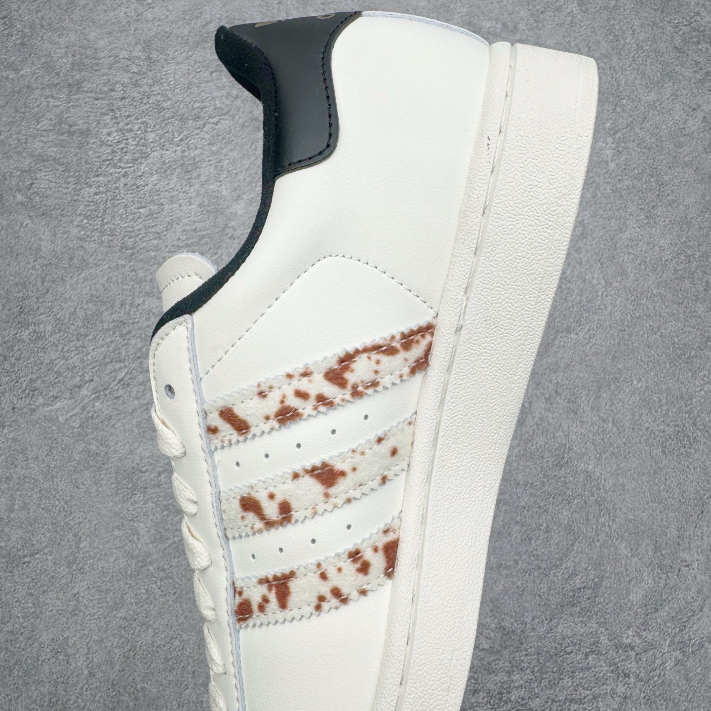 图片[7]-＃XP纯原套现福利 AD Originals Superstar 经典复古贝壳头板鞋 JQ6473 诞生于1969年 是第一双将全皮面鞋 身与橡胶鞋头结合在一起的低帮篮球鞋 Superstar最开始 是作为高帮篮球鞋Pro Model的低帮版本而出现的 但因为其独特和醒目的橡胶鞋头造型而让大家熟知 被大家形象地称为\\\”shelltoe\\\”贝壳头 在70年代的美国职业篮球场上 接近3/4的NBA球员都将这双Superstar作为场上用鞋 80年代之后 经过不断的改良和发展 Superstar逐渐成为横跨时装、音乐、街头文化、休闲和运动等各大领域的时尚潮鞋 尺码：36 36.5 37 38 38.5 39 40 40.5 41 42 42.5 43 44 44.5 45-选品中心