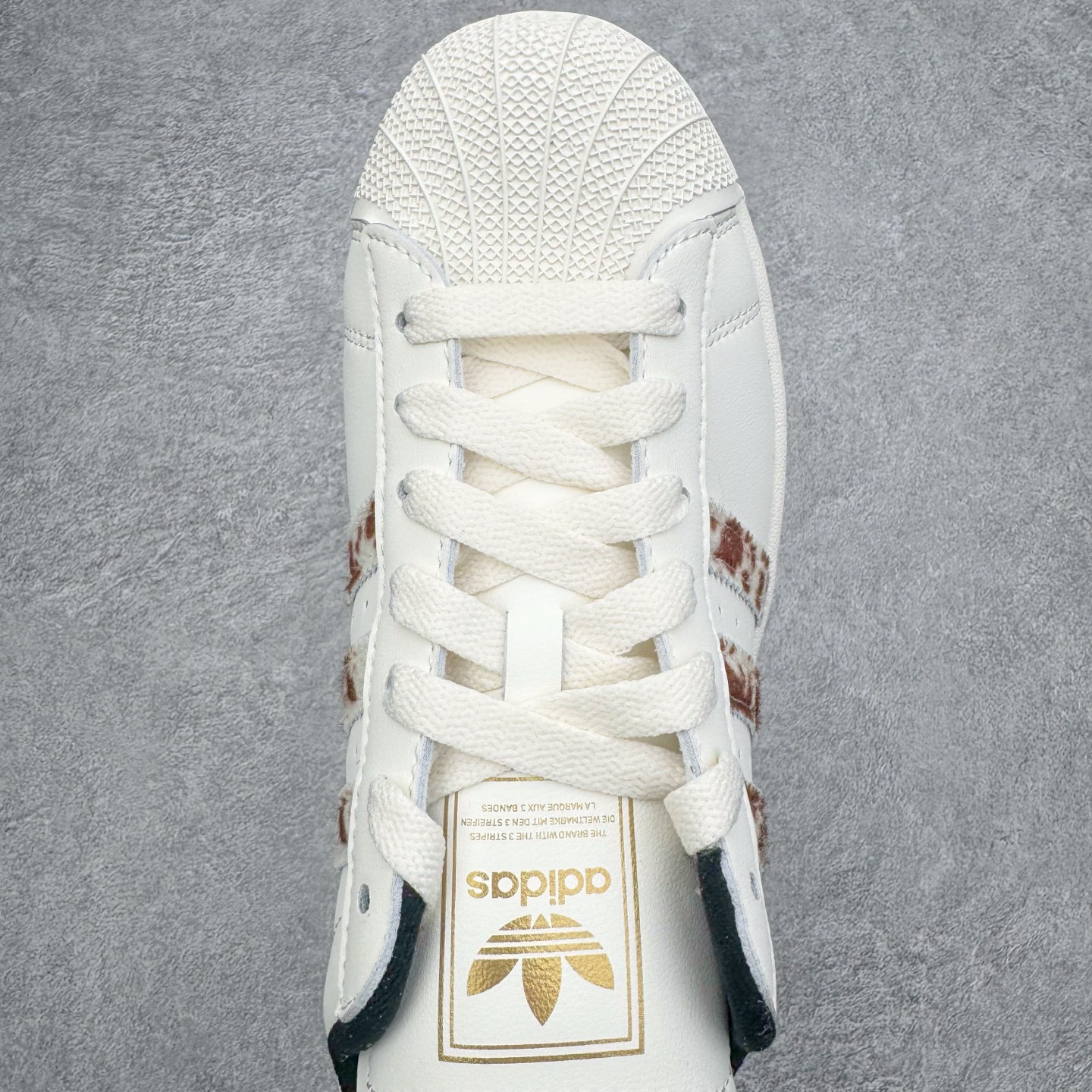 图片[4]-＃XP纯原套现福利 AD Originals Superstar 经典复古贝壳头板鞋 JQ6473 诞生于1969年 是第一双将全皮面鞋 身与橡胶鞋头结合在一起的低帮篮球鞋 Superstar最开始 是作为高帮篮球鞋Pro Model的低帮版本而出现的 但因为其独特和醒目的橡胶鞋头造型而让大家熟知 被大家形象地称为\\\”shelltoe\\\”贝壳头 在70年代的美国职业篮球场上 接近3/4的NBA球员都将这双Superstar作为场上用鞋 80年代之后 经过不断的改良和发展 Superstar逐渐成为横跨时装、音乐、街头文化、休闲和运动等各大领域的时尚潮鞋 尺码：36 36.5 37 38 38.5 39 40 40.5 41 42 42.5 43 44 44.5 45-选品中心