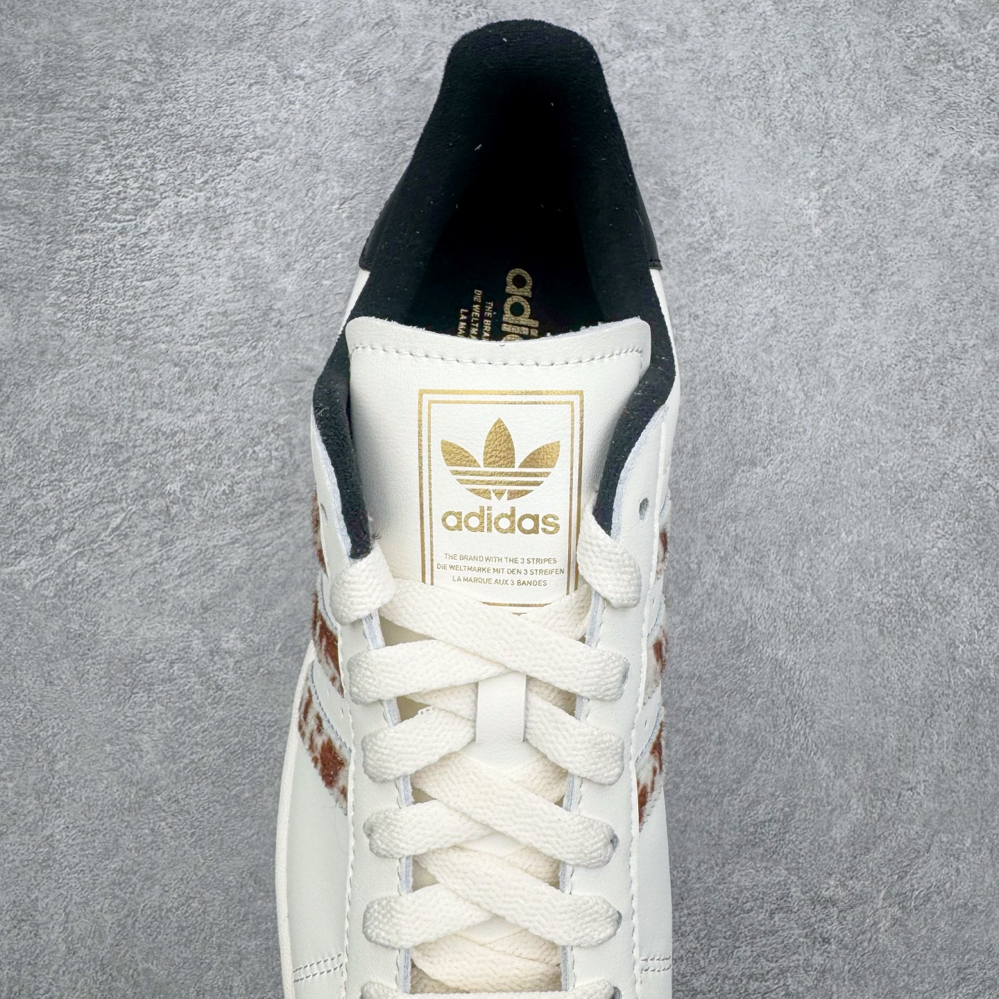 图片[5]-＃XP纯原套现福利 AD Originals Superstar 经典复古贝壳头板鞋 JQ6473 诞生于1969年 是第一双将全皮面鞋 身与橡胶鞋头结合在一起的低帮篮球鞋 Superstar最开始 是作为高帮篮球鞋Pro Model的低帮版本而出现的 但因为其独特和醒目的橡胶鞋头造型而让大家熟知 被大家形象地称为\\\”shelltoe\\\”贝壳头 在70年代的美国职业篮球场上 接近3/4的NBA球员都将这双Superstar作为场上用鞋 80年代之后 经过不断的改良和发展 Superstar逐渐成为横跨时装、音乐、街头文化、休闲和运动等各大领域的时尚潮鞋 尺码：36 36.5 37 38 38.5 39 40 40.5 41 42 42.5 43 44 44.5 45-选品中心