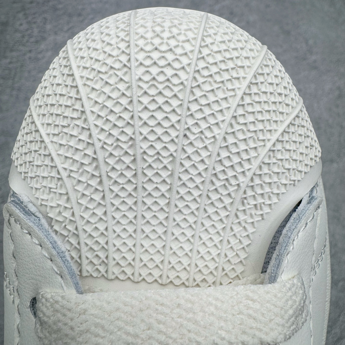 图片[13]-＃XP纯原套现福利 AD Originals Superstar 经典复古贝壳头板鞋 JQ6473 诞生于1969年 是第一双将全皮面鞋 身与橡胶鞋头结合在一起的低帮篮球鞋 Superstar最开始 是作为高帮篮球鞋Pro Model的低帮版本而出现的 但因为其独特和醒目的橡胶鞋头造型而让大家熟知 被大家形象地称为\\\”shelltoe\\\”贝壳头 在70年代的美国职业篮球场上 接近3/4的NBA球员都将这双Superstar作为场上用鞋 80年代之后 经过不断的改良和发展 Superstar逐渐成为横跨时装、音乐、街头文化、休闲和运动等各大领域的时尚潮鞋 尺码：36 36.5 37 38 38.5 39 40 40.5 41 42 42.5 43 44 44.5 45-选品中心