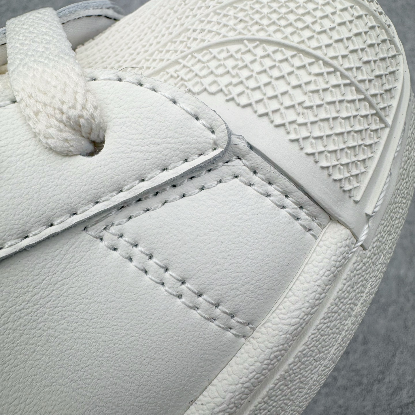 图片[16]-＃XP纯原套现福利 AD Originals Superstar 经典复古贝壳头板鞋 JQ6473 诞生于1969年 是第一双将全皮面鞋 身与橡胶鞋头结合在一起的低帮篮球鞋 Superstar最开始 是作为高帮篮球鞋Pro Model的低帮版本而出现的 但因为其独特和醒目的橡胶鞋头造型而让大家熟知 被大家形象地称为\\\”shelltoe\\\”贝壳头 在70年代的美国职业篮球场上 接近3/4的NBA球员都将这双Superstar作为场上用鞋 80年代之后 经过不断的改良和发展 Superstar逐渐成为横跨时装、音乐、街头文化、休闲和运动等各大领域的时尚潮鞋 尺码：36 36.5 37 38 38.5 39 40 40.5 41 42 42.5 43 44 44.5 45-选品中心