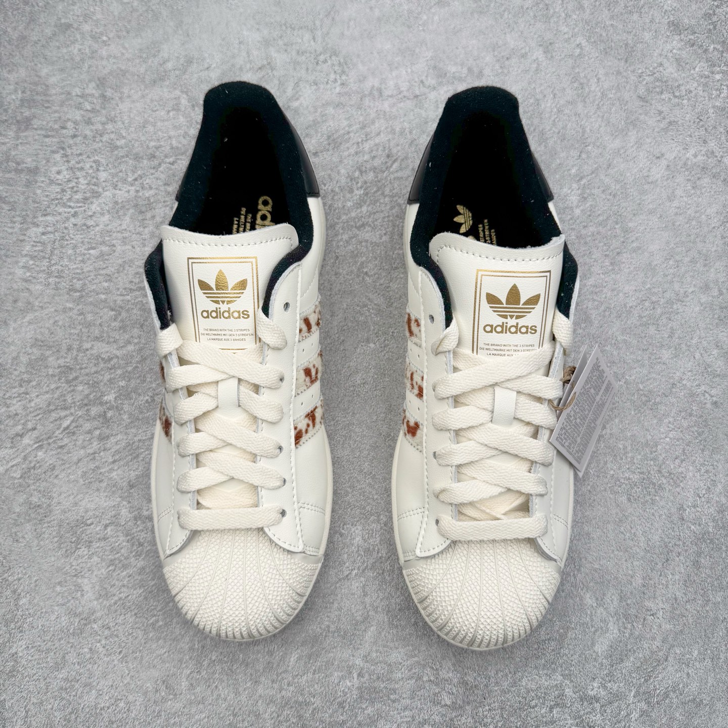 图片[2]-＃XP纯原套现福利 AD Originals Superstar 经典复古贝壳头板鞋 JQ6473 诞生于1969年 是第一双将全皮面鞋 身与橡胶鞋头结合在一起的低帮篮球鞋 Superstar最开始 是作为高帮篮球鞋Pro Model的低帮版本而出现的 但因为其独特和醒目的橡胶鞋头造型而让大家熟知 被大家形象地称为\\\”shelltoe\\\”贝壳头 在70年代的美国职业篮球场上 接近3/4的NBA球员都将这双Superstar作为场上用鞋 80年代之后 经过不断的改良和发展 Superstar逐渐成为横跨时装、音乐、街头文化、休闲和运动等各大领域的时尚潮鞋 尺码：36 36.5 37 38 38.5 39 40 40.5 41 42 42.5 43 44 44.5 45-选品中心