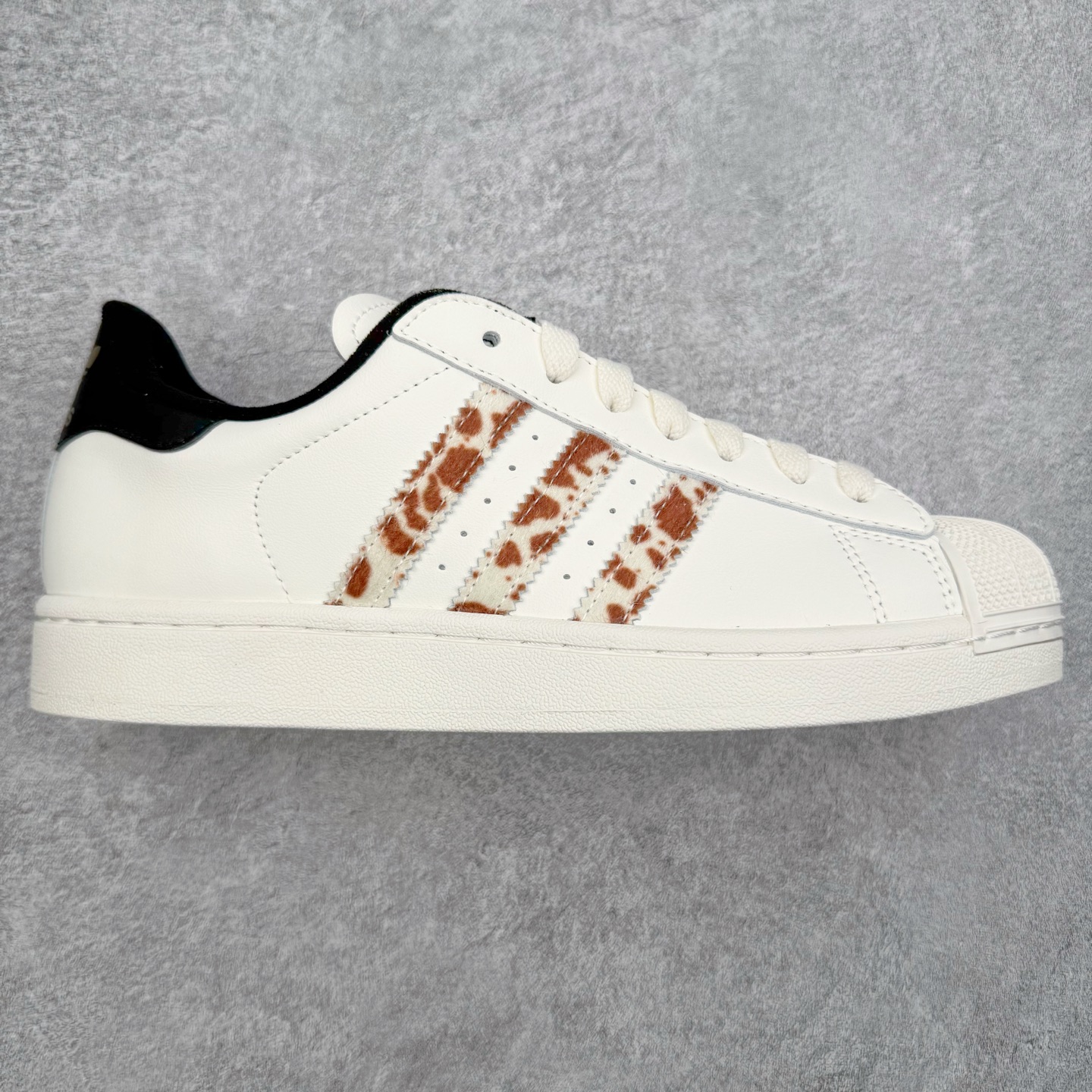 ＃XP纯原套现福利 AD Originals Superstar 经典复古贝壳头板鞋 JQ6473 诞生于1969年 是第一双将全皮面鞋 身与橡胶鞋头结合在一起的低帮篮球鞋 Superstar最开始 是作为高帮篮球鞋Pro Model的低帮版本而出现的 但因为其独特和醒目的橡胶鞋头造型而让大家熟知 被大家形象地称为\\\