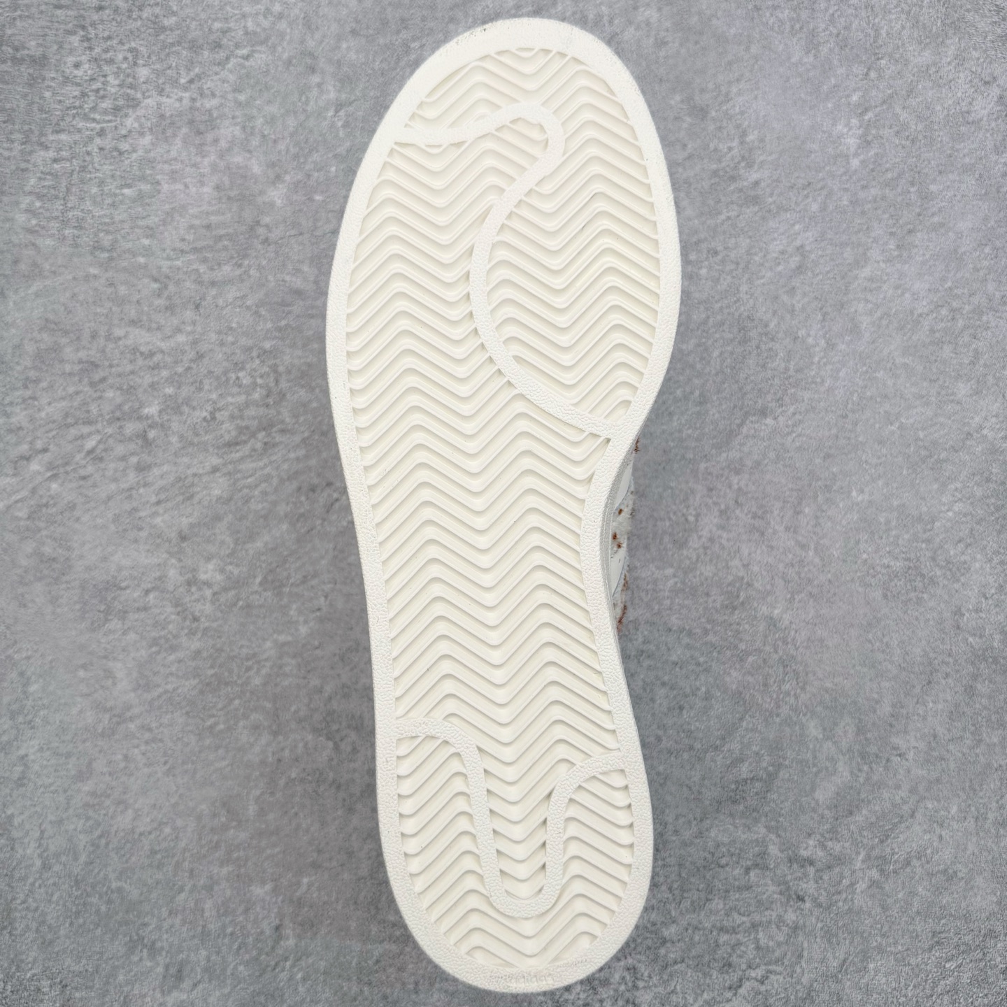 图片[9]-＃XP纯原套现福利 AD Originals Superstar 经典复古贝壳头板鞋 JQ6473 诞生于1969年 是第一双将全皮面鞋 身与橡胶鞋头结合在一起的低帮篮球鞋 Superstar最开始 是作为高帮篮球鞋Pro Model的低帮版本而出现的 但因为其独特和醒目的橡胶鞋头造型而让大家熟知 被大家形象地称为\\\”shelltoe\\\”贝壳头 在70年代的美国职业篮球场上 接近3/4的NBA球员都将这双Superstar作为场上用鞋 80年代之后 经过不断的改良和发展 Superstar逐渐成为横跨时装、音乐、街头文化、休闲和运动等各大领域的时尚潮鞋 尺码：36 36.5 37 38 38.5 39 40 40.5 41 42 42.5 43 44 44.5 45-选品中心