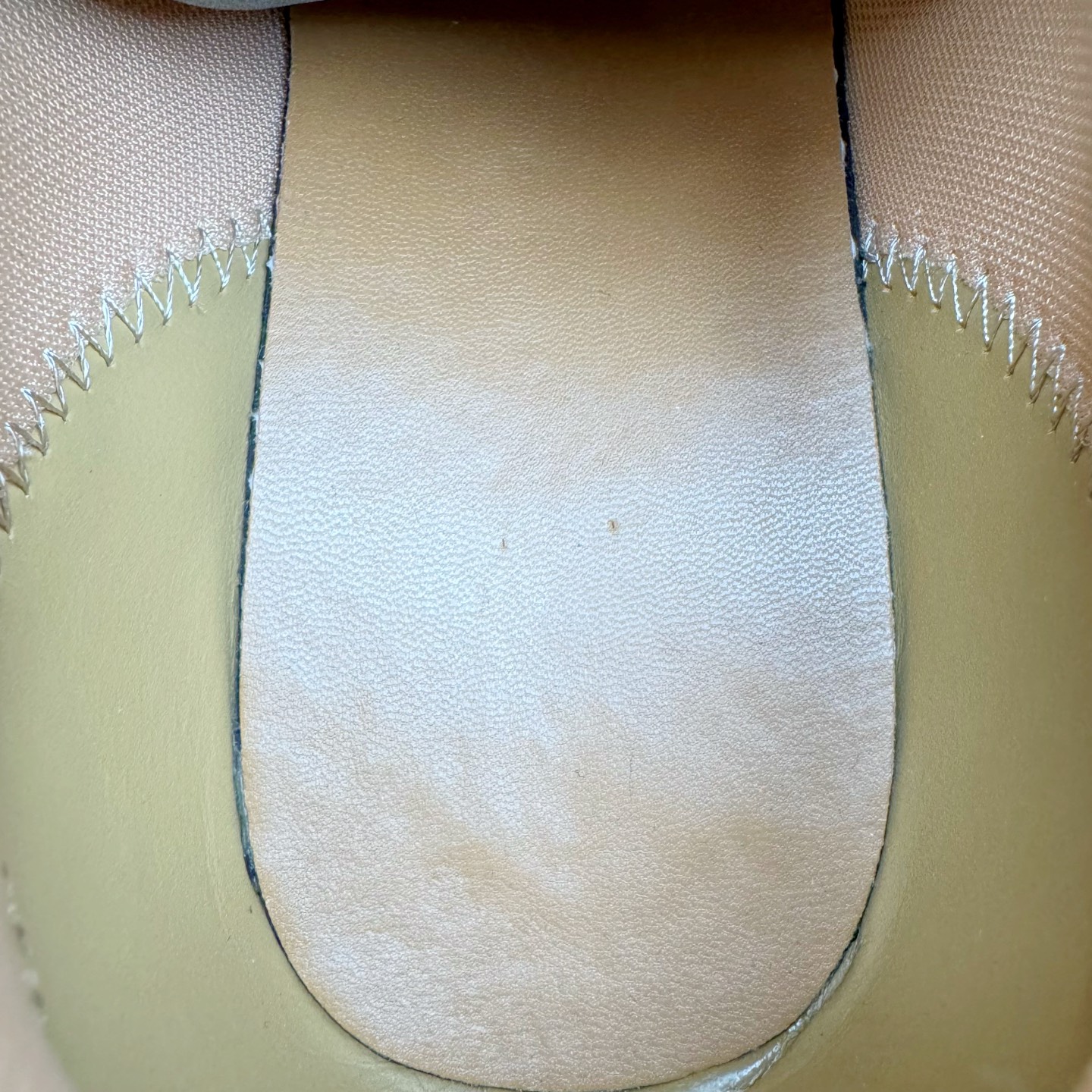 图片[11]-＃M纯原 LOUIS VUITTON x Nigo lv联名款 Buttersoft 牛皮革羊皮革 FW25 图案压纹 圆头系带 低帮 生活休闲鞋 男女同款 白色 外贸零售特供批次 2023全新纸板数据 印花高频效果碾压市面 市售天花板产物 耗时半年巨作 全套原厂新版原纸板楦头开发 原厂特供皮料加持 市场所有版本中综合最强的货品 GD实力大厂出品 全网最全配色更新最快 最成熟的做工稳定的品控 完美鞋型超高的清洁度 零毛边线头瑕疵 全套原楦原纸版原鞋开模 全网最具灵魂的版型 正确原装黄色鞋盒 正确中底印花 鞋面印花3D高频深度立体 全鞋电脑针车 紧密相连 针距密度一致 环保乳胶注塑鞋垫 厚度脚感还原原版 皮面裁剪部位 统一油边封口工艺 原装橡胶大底含胶量大底组合零偏差 专柜全套包装 防尘袋 说明书 质保卡 男女鞋 尺码：35 36 37 38 39 40 41 42 43 44 45-选品中心