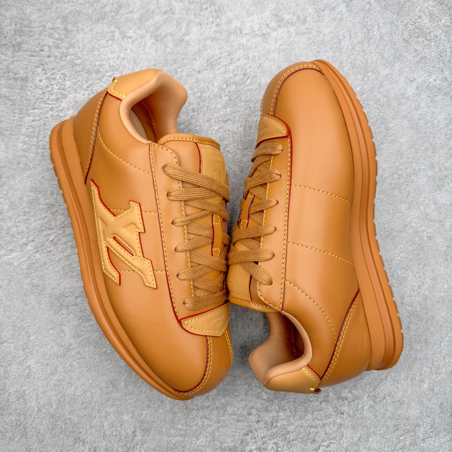 图片[3]-＃M纯原 LOUIS VUITTON x Nigo lv联名款 Buttersoft 牛皮革羊皮革 FW25 图案压纹 圆头系带 低帮 生活休闲鞋 男女同款 白色 外贸零售特供批次 2023全新纸板数据 印花高频效果碾压市面 市售天花板产物 耗时半年巨作 全套原厂新版原纸板楦头开发 原厂特供皮料加持 市场所有版本中综合最强的货品 GD实力大厂出品 全网最全配色更新最快 最成熟的做工稳定的品控 完美鞋型超高的清洁度 零毛边线头瑕疵 全套原楦原纸版原鞋开模 全网最具灵魂的版型 正确原装黄色鞋盒 正确中底印花 鞋面印花3D高频深度立体 全鞋电脑针车 紧密相连 针距密度一致 环保乳胶注塑鞋垫 厚度脚感还原原版 皮面裁剪部位 统一油边封口工艺 原装橡胶大底含胶量大底组合零偏差 专柜全套包装 防尘袋 说明书 质保卡 男女鞋 尺码：35 36 37 38 39 40 41 42 43 44 45-选品中心