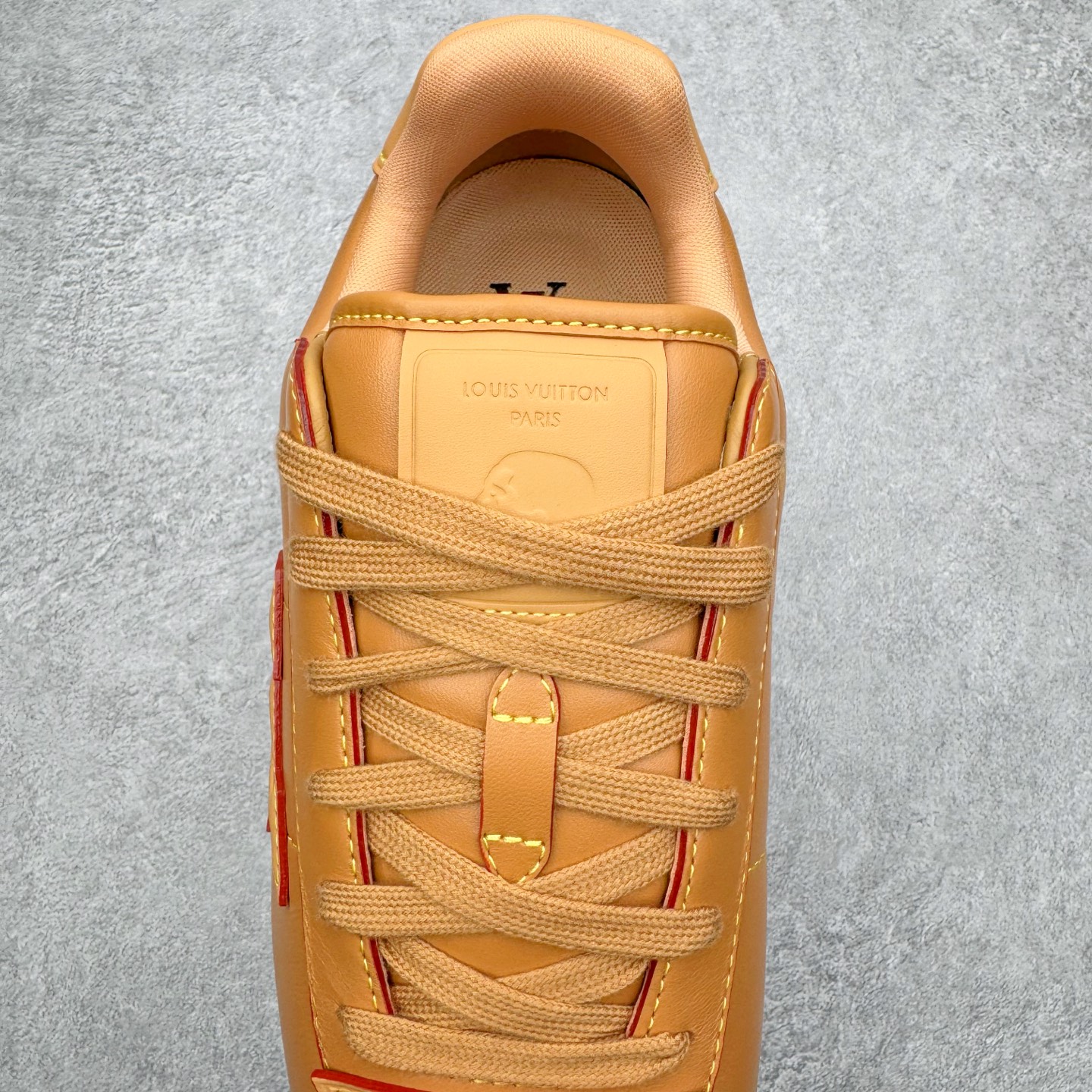 图片[5]-＃M纯原 LOUIS VUITTON x Nigo lv联名款 Buttersoft 牛皮革羊皮革 FW25 图案压纹 圆头系带 低帮 生活休闲鞋 男女同款 白色 外贸零售特供批次 2023全新纸板数据 印花高频效果碾压市面 市售天花板产物 耗时半年巨作 全套原厂新版原纸板楦头开发 原厂特供皮料加持 市场所有版本中综合最强的货品 GD实力大厂出品 全网最全配色更新最快 最成熟的做工稳定的品控 完美鞋型超高的清洁度 零毛边线头瑕疵 全套原楦原纸版原鞋开模 全网最具灵魂的版型 正确原装黄色鞋盒 正确中底印花 鞋面印花3D高频深度立体 全鞋电脑针车 紧密相连 针距密度一致 环保乳胶注塑鞋垫 厚度脚感还原原版 皮面裁剪部位 统一油边封口工艺 原装橡胶大底含胶量大底组合零偏差 专柜全套包装 防尘袋 说明书 质保卡 男女鞋 尺码：35 36 37 38 39 40 41 42 43 44 45-选品中心