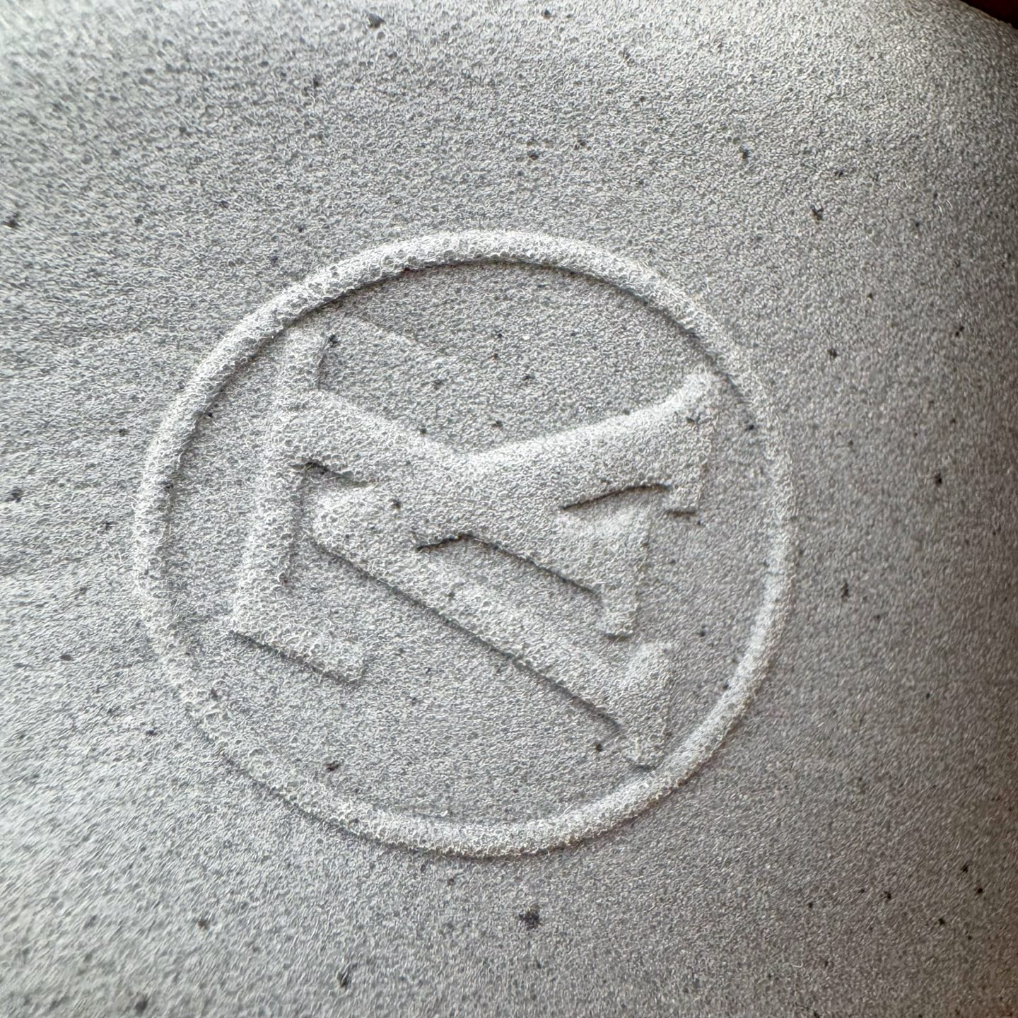 图片[10]-＃M纯原 LOUIS VUITTON x Nigo lv联名款 Buttersoft 牛皮革羊皮革 FW25 图案压纹 圆头系带 低帮 生活休闲鞋 男女同款 白色 外贸零售特供批次 2023全新纸板数据 印花高频效果碾压市面 市售天花板产物 耗时半年巨作 全套原厂新版原纸板楦头开发 原厂特供皮料加持 市场所有版本中综合最强的货品 GD实力大厂出品 全网最全配色更新最快 最成熟的做工稳定的品控 完美鞋型超高的清洁度 零毛边线头瑕疵 全套原楦原纸版原鞋开模 全网最具灵魂的版型 正确原装黄色鞋盒 正确中底印花 鞋面印花3D高频深度立体 全鞋电脑针车 紧密相连 针距密度一致 环保乳胶注塑鞋垫 厚度脚感还原原版 皮面裁剪部位 统一油边封口工艺 原装橡胶大底含胶量大底组合零偏差 专柜全套包装 防尘袋 说明书 质保卡 男女鞋 尺码：35 36 37 38 39 40 41 42 43 44 45-选品中心