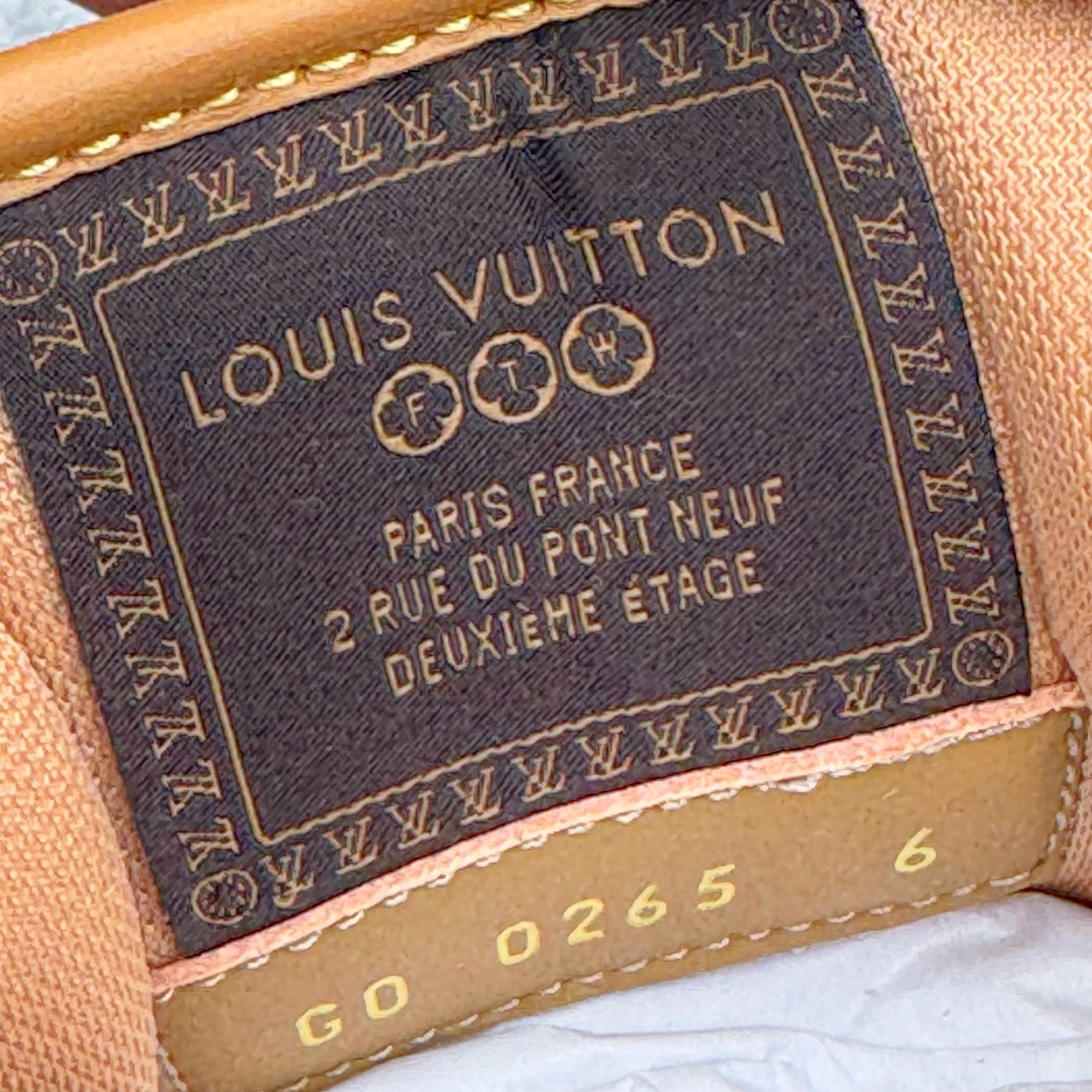 图片[12]-＃M纯原 LOUIS VUITTON x Nigo lv联名款 Buttersoft 牛皮革羊皮革 FW25 图案压纹 圆头系带 低帮 生活休闲鞋 男女同款 白色 外贸零售特供批次 2023全新纸板数据 印花高频效果碾压市面 市售天花板产物 耗时半年巨作 全套原厂新版原纸板楦头开发 原厂特供皮料加持 市场所有版本中综合最强的货品 GD实力大厂出品 全网最全配色更新最快 最成熟的做工稳定的品控 完美鞋型超高的清洁度 零毛边线头瑕疵 全套原楦原纸版原鞋开模 全网最具灵魂的版型 正确原装黄色鞋盒 正确中底印花 鞋面印花3D高频深度立体 全鞋电脑针车 紧密相连 针距密度一致 环保乳胶注塑鞋垫 厚度脚感还原原版 皮面裁剪部位 统一油边封口工艺 原装橡胶大底含胶量大底组合零偏差 专柜全套包装 防尘袋 说明书 质保卡 男女鞋 尺码：35 36 37 38 39 40 41 42 43 44 45-选品中心