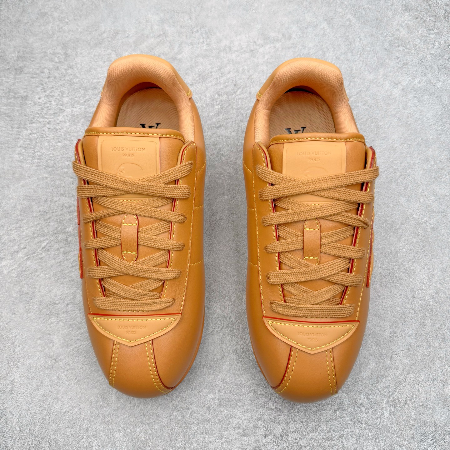 图片[2]-＃M纯原 LOUIS VUITTON x Nigo lv联名款 Buttersoft 牛皮革羊皮革 FW25 图案压纹 圆头系带 低帮 生活休闲鞋 男女同款 白色 外贸零售特供批次 2023全新纸板数据 印花高频效果碾压市面 市售天花板产物 耗时半年巨作 全套原厂新版原纸板楦头开发 原厂特供皮料加持 市场所有版本中综合最强的货品 GD实力大厂出品 全网最全配色更新最快 最成熟的做工稳定的品控 完美鞋型超高的清洁度 零毛边线头瑕疵 全套原楦原纸版原鞋开模 全网最具灵魂的版型 正确原装黄色鞋盒 正确中底印花 鞋面印花3D高频深度立体 全鞋电脑针车 紧密相连 针距密度一致 环保乳胶注塑鞋垫 厚度脚感还原原版 皮面裁剪部位 统一油边封口工艺 原装橡胶大底含胶量大底组合零偏差 专柜全套包装 防尘袋 说明书 质保卡 男女鞋 尺码：35 36 37 38 39 40 41 42 43 44 45-选品中心