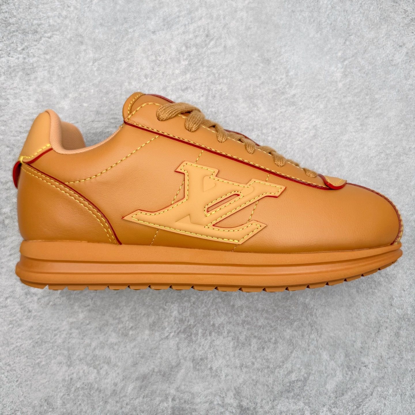 ＃M纯原 LOUIS VUITTON x Nigo lv联名款 Buttersoft 牛皮革羊皮革 FW25 图案压纹 圆头系带 低帮 生活休闲鞋 男女同款 白色 外贸零售特供批次 2023全新纸板数据 印花高频效果碾压市面 市售天花板产物 耗时半年巨作 全套原厂新版原纸板楦头开发 原厂特供皮料加持 市场所有版本中综合最强的货品 GD实力大厂出品 全网最全配色更新最快 最成熟的做工稳定的品控 完美鞋型超高的清洁度 零毛边线头瑕疵 全套原楦原纸版原鞋开模 全网最具灵魂的版型 正确原装黄色鞋盒 正确中底印花 鞋面印花3D高频深度立体 全鞋电脑针车 紧密相连 针距密度一致 环保乳胶注塑鞋垫 厚度脚感还原原版 皮面裁剪部位 统一油边封口工艺 原装橡胶大底含胶量大底组合零偏差 专柜全套包装 防尘袋 说明书 质保卡 男女鞋 尺码：35 36 37 38 39 40 41 42 43 44 45-选品中心