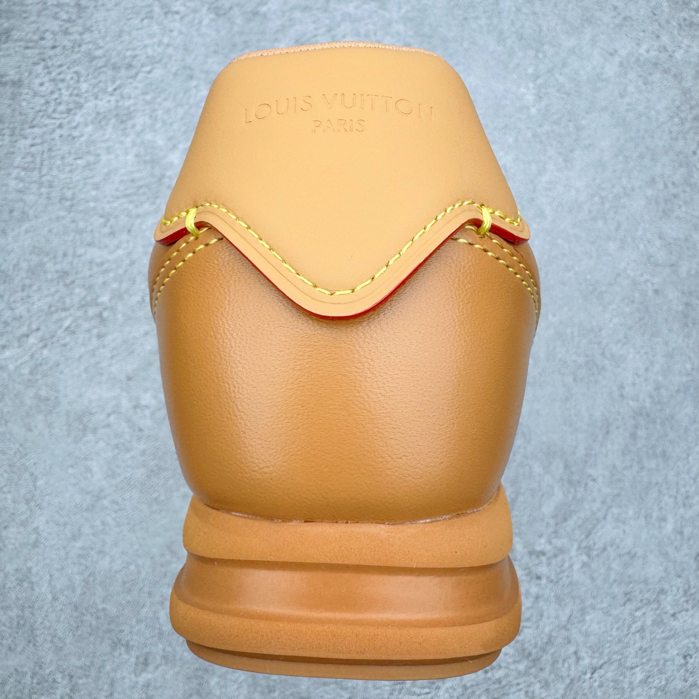 图片[8]-＃M纯原 LOUIS VUITTON x Nigo lv联名款 Buttersoft 牛皮革羊皮革 FW25 图案压纹 圆头系带 低帮 生活休闲鞋 男女同款 白色 外贸零售特供批次 2023全新纸板数据 印花高频效果碾压市面 市售天花板产物 耗时半年巨作 全套原厂新版原纸板楦头开发 原厂特供皮料加持 市场所有版本中综合最强的货品 GD实力大厂出品 全网最全配色更新最快 最成熟的做工稳定的品控 完美鞋型超高的清洁度 零毛边线头瑕疵 全套原楦原纸版原鞋开模 全网最具灵魂的版型 正确原装黄色鞋盒 正确中底印花 鞋面印花3D高频深度立体 全鞋电脑针车 紧密相连 针距密度一致 环保乳胶注塑鞋垫 厚度脚感还原原版 皮面裁剪部位 统一油边封口工艺 原装橡胶大底含胶量大底组合零偏差 专柜全套包装 防尘袋 说明书 质保卡 男女鞋 尺码：35 36 37 38 39 40 41 42 43 44 45-选品中心