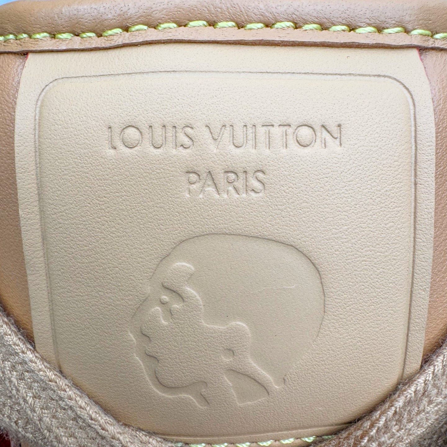 图片[14]-＃M纯原 LOUIS VUITTON x Nigo lv联名款 Buttersoft 牛皮革羊皮革 FW25 图案压纹 圆头系带 低帮 生活休闲鞋 男女同款 白色 外贸零售特供批次 2023全新纸板数据 印花高频效果碾压市面 市售天花板产物 耗时半年巨作 全套原厂新版原纸板楦头开发 原厂特供皮料加持 市场所有版本中综合最强的货品 GD实力大厂出品 全网最全配色更新最快 最成熟的做工稳定的品控 完美鞋型超高的清洁度 零毛边线头瑕疵 全套原楦原纸版原鞋开模 全网最具灵魂的版型 正确原装黄色鞋盒 正确中底印花 鞋面印花3D高频深度立体 全鞋电脑针车 紧密相连 针距密度一致 环保乳胶注塑鞋垫 厚度脚感还原原版 皮面裁剪部位 统一油边封口工艺 原装橡胶大底含胶量大底组合零偏差 专柜全套包装 防尘袋 说明书 质保卡 男女鞋 尺码：35 36 37 38 39 40 41 42 43 44 45-选品中心