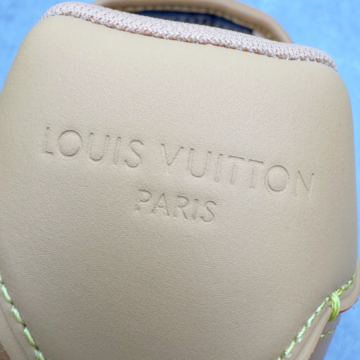 图片[18]-＃M纯原 LOUIS VUITTON x Nigo lv联名款 Buttersoft 牛皮革羊皮革 FW25 图案压纹 圆头系带 低帮 生活休闲鞋 男女同款 白色 外贸零售特供批次 2023全新纸板数据 印花高频效果碾压市面 市售天花板产物 耗时半年巨作 全套原厂新版原纸板楦头开发 原厂特供皮料加持 市场所有版本中综合最强的货品 GD实力大厂出品 全网最全配色更新最快 最成熟的做工稳定的品控 完美鞋型超高的清洁度 零毛边线头瑕疵 全套原楦原纸版原鞋开模 全网最具灵魂的版型 正确原装黄色鞋盒 正确中底印花 鞋面印花3D高频深度立体 全鞋电脑针车 紧密相连 针距密度一致 环保乳胶注塑鞋垫 厚度脚感还原原版 皮面裁剪部位 统一油边封口工艺 原装橡胶大底含胶量大底组合零偏差 专柜全套包装 防尘袋 说明书 质保卡 男女鞋 尺码：35 36 37 38 39 40 41 42 43 44 45-选品中心