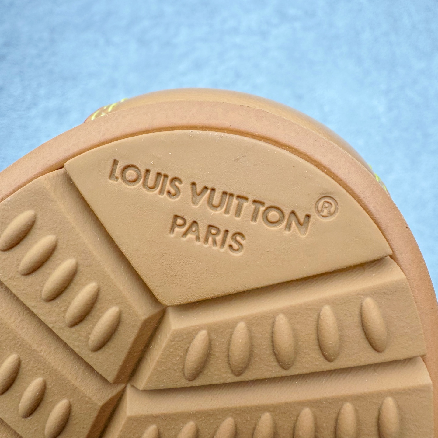 图片[21]-＃M纯原 LOUIS VUITTON x Nigo lv联名款 Buttersoft 牛皮革羊皮革 FW25 图案压纹 圆头系带 低帮 生活休闲鞋 男女同款 白色 外贸零售特供批次 2023全新纸板数据 印花高频效果碾压市面 市售天花板产物 耗时半年巨作 全套原厂新版原纸板楦头开发 原厂特供皮料加持 市场所有版本中综合最强的货品 GD实力大厂出品 全网最全配色更新最快 最成熟的做工稳定的品控 完美鞋型超高的清洁度 零毛边线头瑕疵 全套原楦原纸版原鞋开模 全网最具灵魂的版型 正确原装黄色鞋盒 正确中底印花 鞋面印花3D高频深度立体 全鞋电脑针车 紧密相连 针距密度一致 环保乳胶注塑鞋垫 厚度脚感还原原版 皮面裁剪部位 统一油边封口工艺 原装橡胶大底含胶量大底组合零偏差 专柜全套包装 防尘袋 说明书 质保卡 男女鞋 尺码：35 36 37 38 39 40 41 42 43 44 45-选品中心