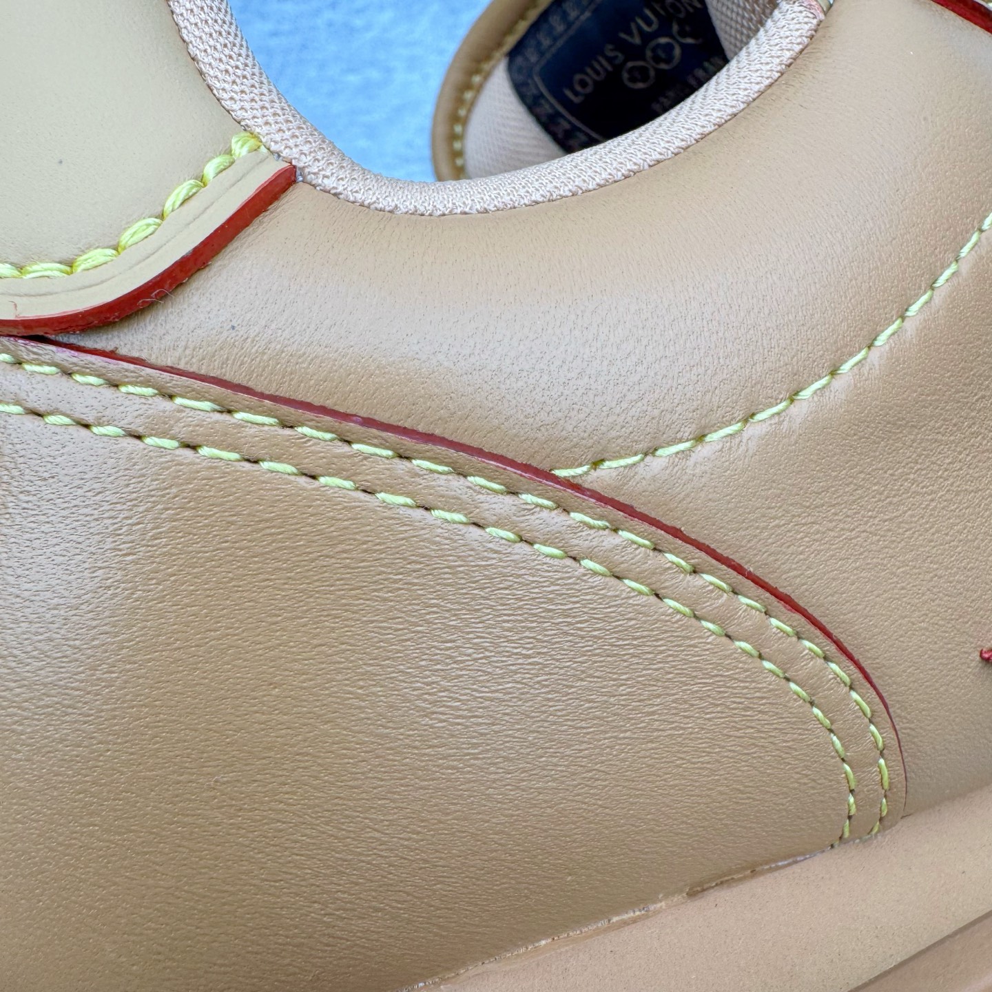 图片[19]-＃M纯原 LOUIS VUITTON x Nigo lv联名款 Buttersoft 牛皮革羊皮革 FW25 图案压纹 圆头系带 低帮 生活休闲鞋 男女同款 白色 外贸零售特供批次 2023全新纸板数据 印花高频效果碾压市面 市售天花板产物 耗时半年巨作 全套原厂新版原纸板楦头开发 原厂特供皮料加持 市场所有版本中综合最强的货品 GD实力大厂出品 全网最全配色更新最快 最成熟的做工稳定的品控 完美鞋型超高的清洁度 零毛边线头瑕疵 全套原楦原纸版原鞋开模 全网最具灵魂的版型 正确原装黄色鞋盒 正确中底印花 鞋面印花3D高频深度立体 全鞋电脑针车 紧密相连 针距密度一致 环保乳胶注塑鞋垫 厚度脚感还原原版 皮面裁剪部位 统一油边封口工艺 原装橡胶大底含胶量大底组合零偏差 专柜全套包装 防尘袋 说明书 质保卡 男女鞋 尺码：35 36 37 38 39 40 41 42 43 44 45-选品中心