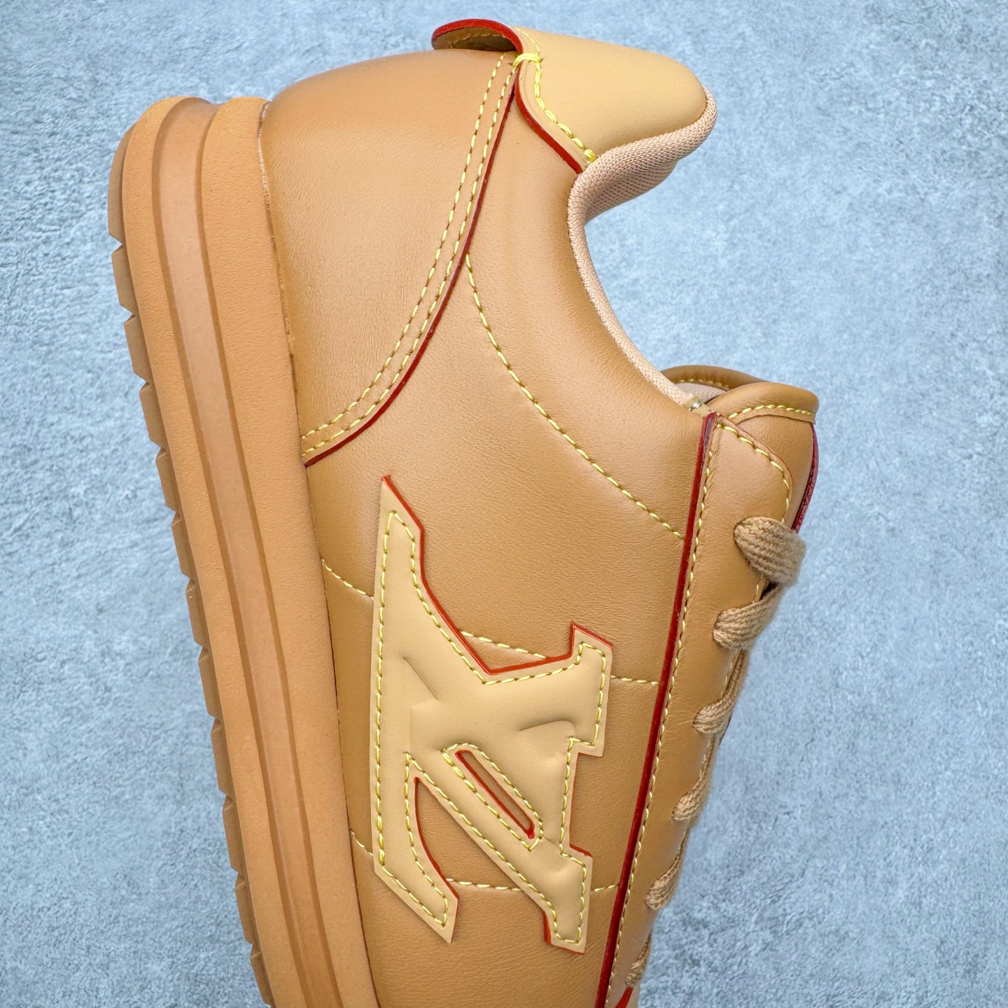 图片[6]-＃M纯原 LOUIS VUITTON x Nigo lv联名款 Buttersoft 牛皮革羊皮革 FW25 图案压纹 圆头系带 低帮 生活休闲鞋 男女同款 白色 外贸零售特供批次 2023全新纸板数据 印花高频效果碾压市面 市售天花板产物 耗时半年巨作 全套原厂新版原纸板楦头开发 原厂特供皮料加持 市场所有版本中综合最强的货品 GD实力大厂出品 全网最全配色更新最快 最成熟的做工稳定的品控 完美鞋型超高的清洁度 零毛边线头瑕疵 全套原楦原纸版原鞋开模 全网最具灵魂的版型 正确原装黄色鞋盒 正确中底印花 鞋面印花3D高频深度立体 全鞋电脑针车 紧密相连 针距密度一致 环保乳胶注塑鞋垫 厚度脚感还原原版 皮面裁剪部位 统一油边封口工艺 原装橡胶大底含胶量大底组合零偏差 专柜全套包装 防尘袋 说明书 质保卡 男女鞋 尺码：35 36 37 38 39 40 41 42 43 44 45-选品中心