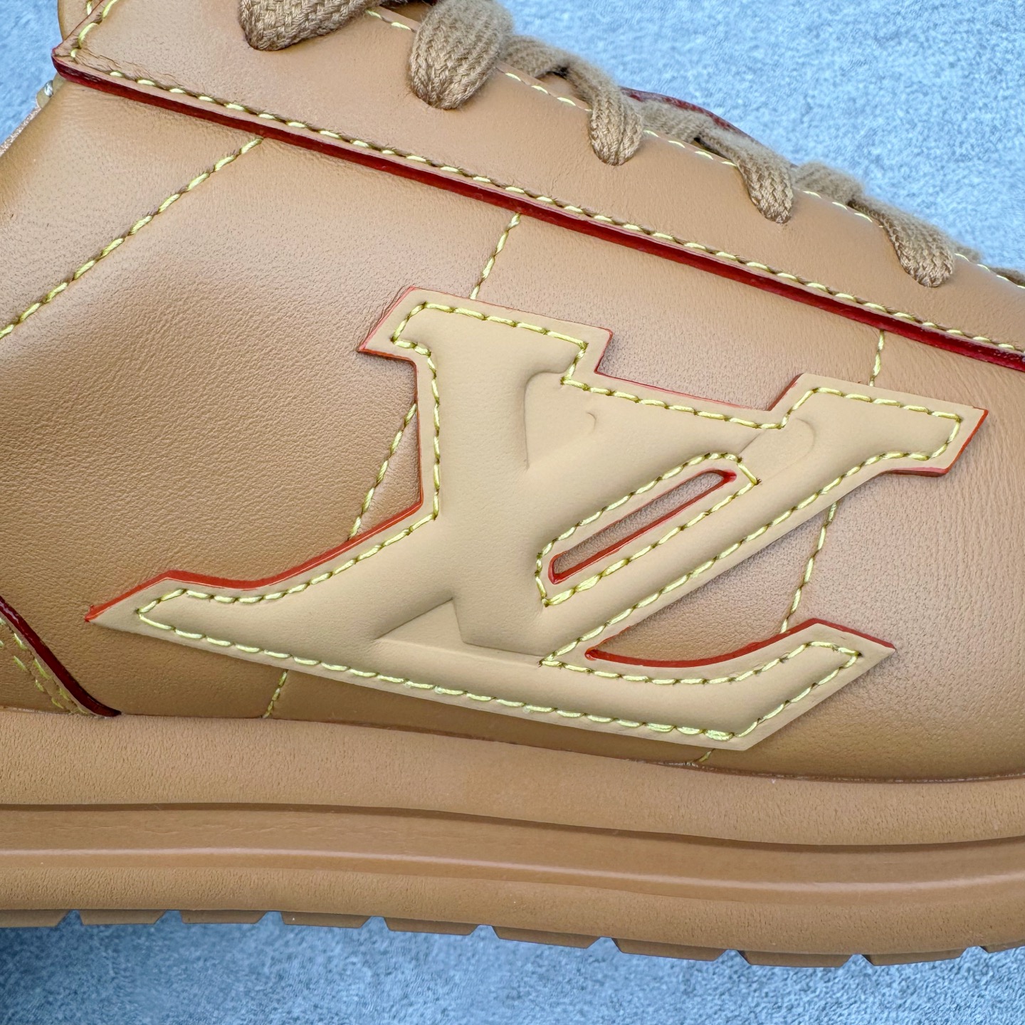 图片[20]-＃M纯原 LOUIS VUITTON x Nigo lv联名款 Buttersoft 牛皮革羊皮革 FW25 图案压纹 圆头系带 低帮 生活休闲鞋 男女同款 白色 外贸零售特供批次 2023全新纸板数据 印花高频效果碾压市面 市售天花板产物 耗时半年巨作 全套原厂新版原纸板楦头开发 原厂特供皮料加持 市场所有版本中综合最强的货品 GD实力大厂出品 全网最全配色更新最快 最成熟的做工稳定的品控 完美鞋型超高的清洁度 零毛边线头瑕疵 全套原楦原纸版原鞋开模 全网最具灵魂的版型 正确原装黄色鞋盒 正确中底印花 鞋面印花3D高频深度立体 全鞋电脑针车 紧密相连 针距密度一致 环保乳胶注塑鞋垫 厚度脚感还原原版 皮面裁剪部位 统一油边封口工艺 原装橡胶大底含胶量大底组合零偏差 专柜全套包装 防尘袋 说明书 质保卡 男女鞋 尺码：35 36 37 38 39 40 41 42 43 44 45-选品中心