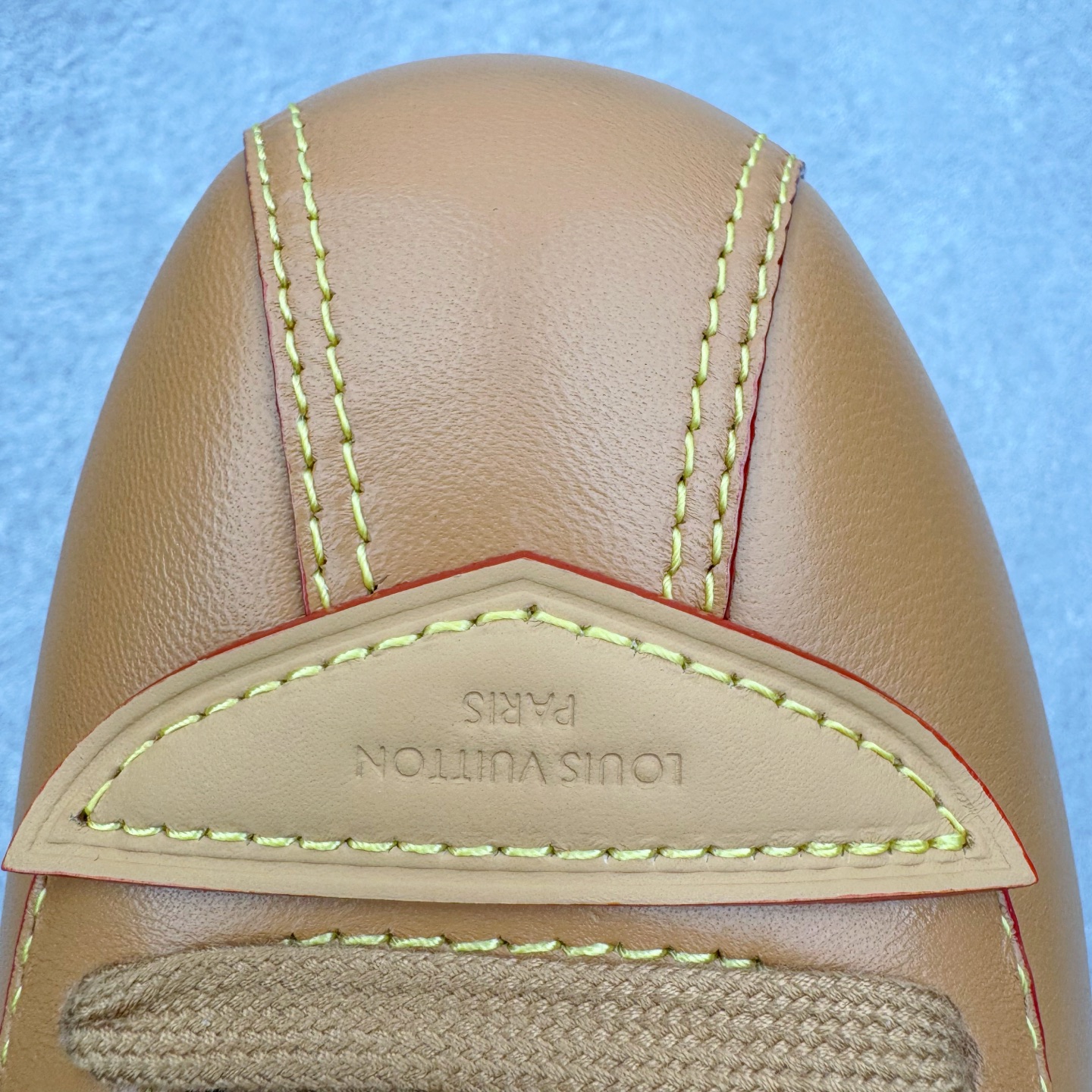 图片[16]-＃M纯原 LOUIS VUITTON x Nigo lv联名款 Buttersoft 牛皮革羊皮革 FW25 图案压纹 圆头系带 低帮 生活休闲鞋 男女同款 白色 外贸零售特供批次 2023全新纸板数据 印花高频效果碾压市面 市售天花板产物 耗时半年巨作 全套原厂新版原纸板楦头开发 原厂特供皮料加持 市场所有版本中综合最强的货品 GD实力大厂出品 全网最全配色更新最快 最成熟的做工稳定的品控 完美鞋型超高的清洁度 零毛边线头瑕疵 全套原楦原纸版原鞋开模 全网最具灵魂的版型 正确原装黄色鞋盒 正确中底印花 鞋面印花3D高频深度立体 全鞋电脑针车 紧密相连 针距密度一致 环保乳胶注塑鞋垫 厚度脚感还原原版 皮面裁剪部位 统一油边封口工艺 原装橡胶大底含胶量大底组合零偏差 专柜全套包装 防尘袋 说明书 质保卡 男女鞋 尺码：35 36 37 38 39 40 41 42 43 44 45-选品中心