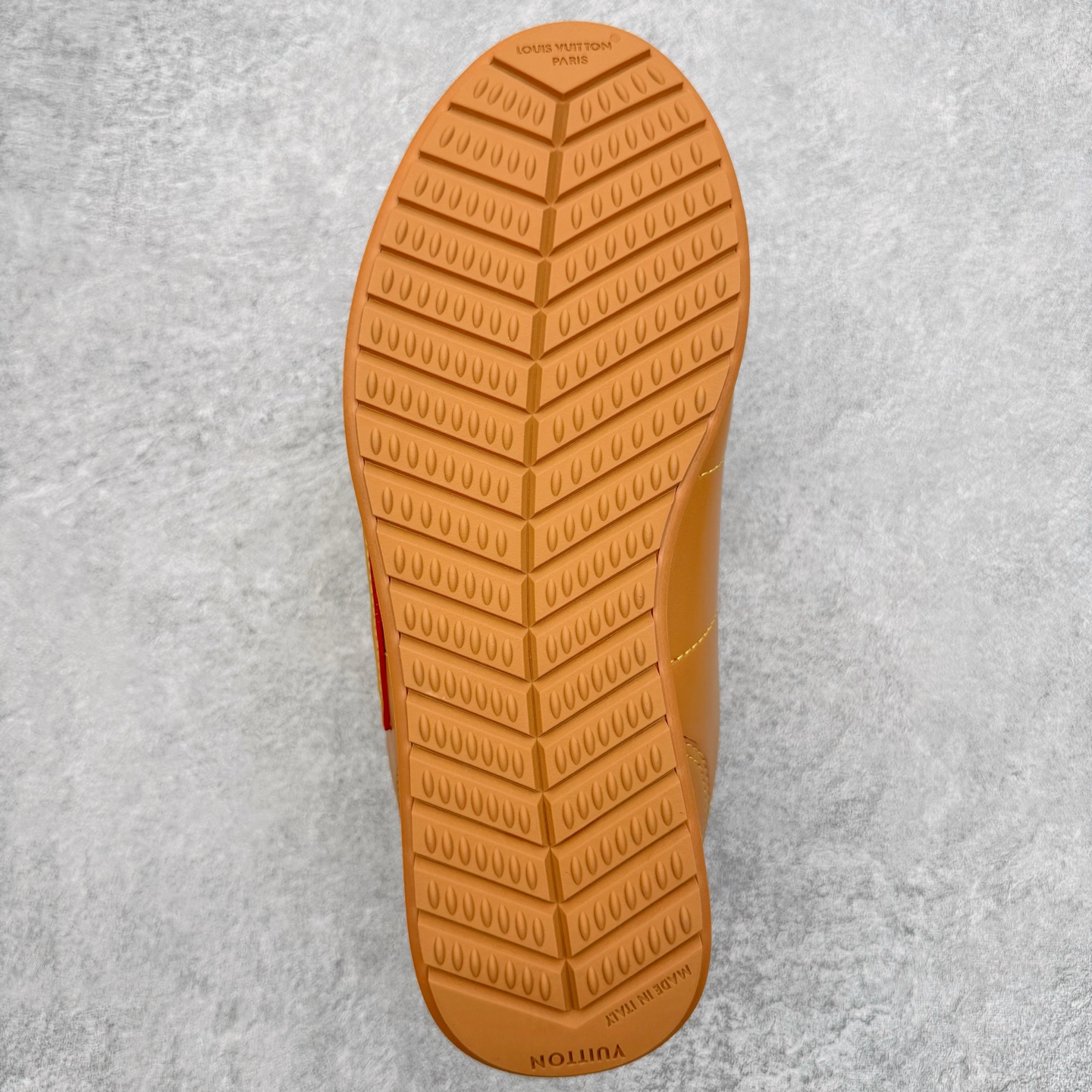 图片[9]-＃M纯原 LOUIS VUITTON x Nigo lv联名款 Buttersoft 牛皮革羊皮革 FW25 图案压纹 圆头系带 低帮 生活休闲鞋 男女同款 白色 外贸零售特供批次 2023全新纸板数据 印花高频效果碾压市面 市售天花板产物 耗时半年巨作 全套原厂新版原纸板楦头开发 原厂特供皮料加持 市场所有版本中综合最强的货品 GD实力大厂出品 全网最全配色更新最快 最成熟的做工稳定的品控 完美鞋型超高的清洁度 零毛边线头瑕疵 全套原楦原纸版原鞋开模 全网最具灵魂的版型 正确原装黄色鞋盒 正确中底印花 鞋面印花3D高频深度立体 全鞋电脑针车 紧密相连 针距密度一致 环保乳胶注塑鞋垫 厚度脚感还原原版 皮面裁剪部位 统一油边封口工艺 原装橡胶大底含胶量大底组合零偏差 专柜全套包装 防尘袋 说明书 质保卡 男女鞋 尺码：35 36 37 38 39 40 41 42 43 44 45-选品中心