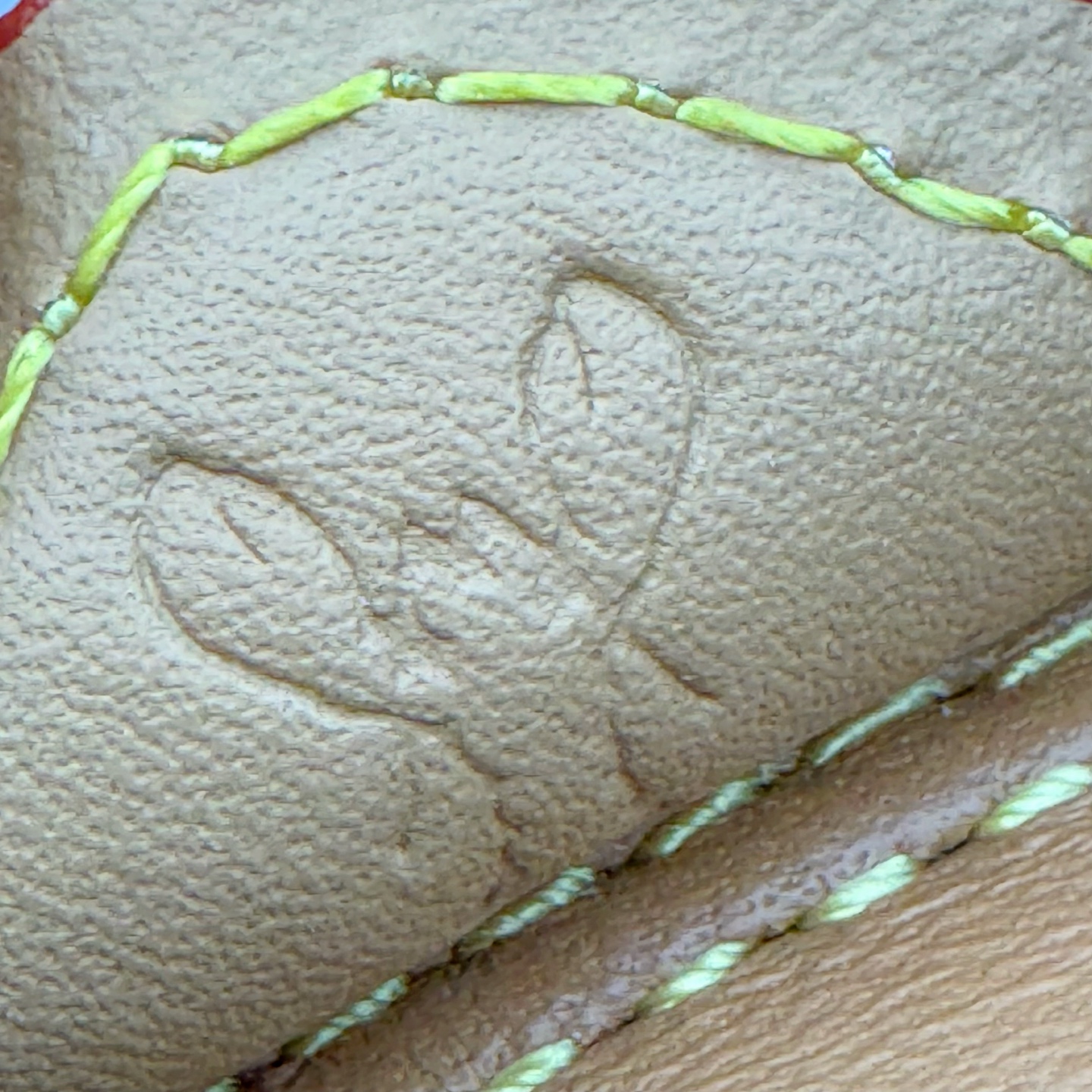 图片[17]-＃M纯原 LOUIS VUITTON x Nigo lv联名款 Buttersoft 牛皮革羊皮革 FW25 图案压纹 圆头系带 低帮 生活休闲鞋 男女同款 白色 外贸零售特供批次 2023全新纸板数据 印花高频效果碾压市面 市售天花板产物 耗时半年巨作 全套原厂新版原纸板楦头开发 原厂特供皮料加持 市场所有版本中综合最强的货品 GD实力大厂出品 全网最全配色更新最快 最成熟的做工稳定的品控 完美鞋型超高的清洁度 零毛边线头瑕疵 全套原楦原纸版原鞋开模 全网最具灵魂的版型 正确原装黄色鞋盒 正确中底印花 鞋面印花3D高频深度立体 全鞋电脑针车 紧密相连 针距密度一致 环保乳胶注塑鞋垫 厚度脚感还原原版 皮面裁剪部位 统一油边封口工艺 原装橡胶大底含胶量大底组合零偏差 专柜全套包装 防尘袋 说明书 质保卡 男女鞋 尺码：35 36 37 38 39 40 41 42 43 44 45-选品中心