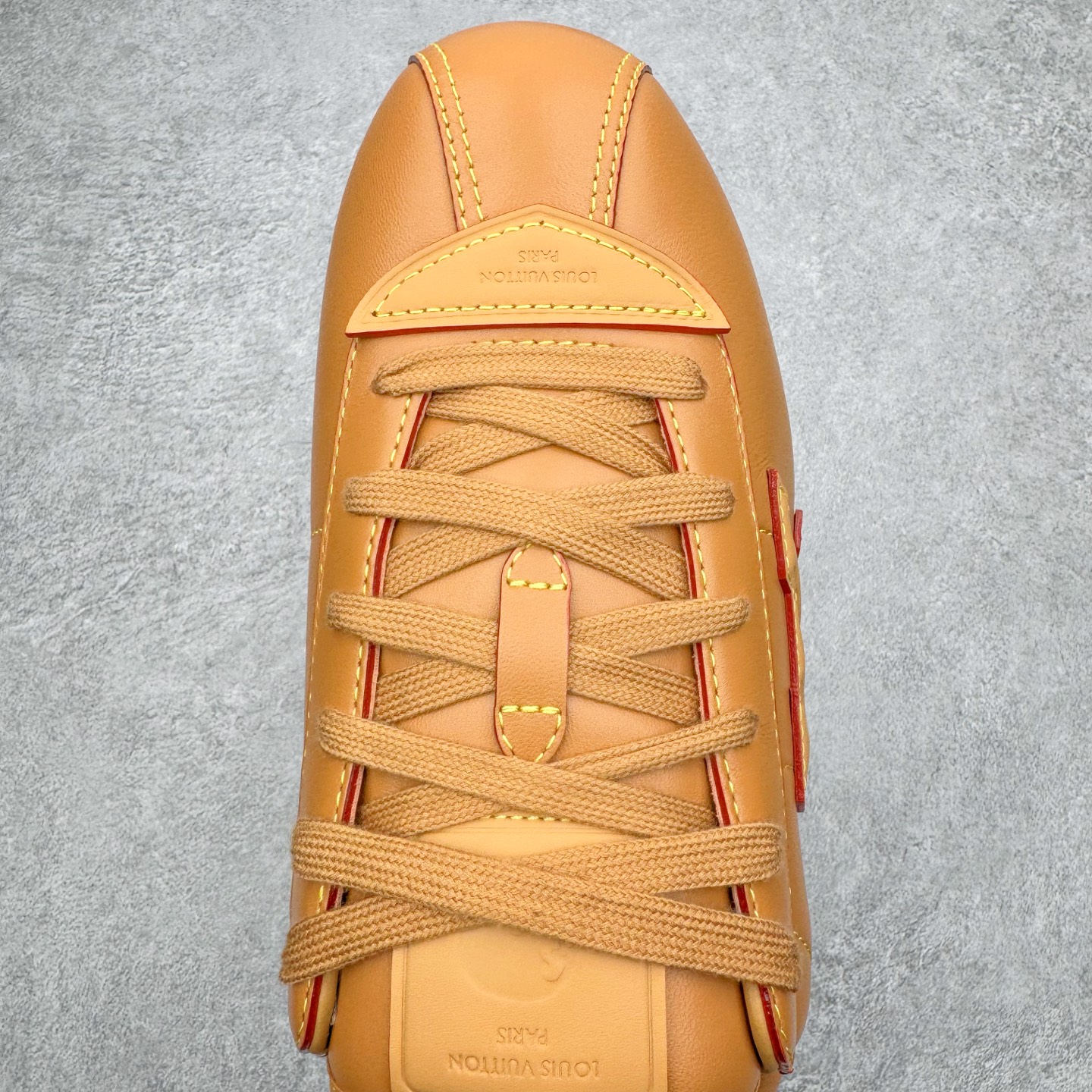 图片[4]-＃M纯原 LOUIS VUITTON x Nigo lv联名款 Buttersoft 牛皮革羊皮革 FW25 图案压纹 圆头系带 低帮 生活休闲鞋 男女同款 白色 外贸零售特供批次 2023全新纸板数据 印花高频效果碾压市面 市售天花板产物 耗时半年巨作 全套原厂新版原纸板楦头开发 原厂特供皮料加持 市场所有版本中综合最强的货品 GD实力大厂出品 全网最全配色更新最快 最成熟的做工稳定的品控 完美鞋型超高的清洁度 零毛边线头瑕疵 全套原楦原纸版原鞋开模 全网最具灵魂的版型 正确原装黄色鞋盒 正确中底印花 鞋面印花3D高频深度立体 全鞋电脑针车 紧密相连 针距密度一致 环保乳胶注塑鞋垫 厚度脚感还原原版 皮面裁剪部位 统一油边封口工艺 原装橡胶大底含胶量大底组合零偏差 专柜全套包装 防尘袋 说明书 质保卡 男女鞋 尺码：35 36 37 38 39 40 41 42 43 44 45-选品中心