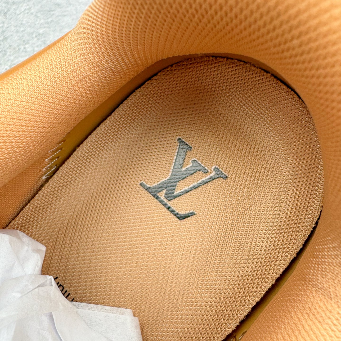 图片[13]-＃M纯原 LOUIS VUITTON x Nigo lv联名款 Buttersoft 牛皮革羊皮革 FW25 图案压纹 圆头系带 低帮 生活休闲鞋 男女同款 白色 外贸零售特供批次 2023全新纸板数据 印花高频效果碾压市面 市售天花板产物 耗时半年巨作 全套原厂新版原纸板楦头开发 原厂特供皮料加持 市场所有版本中综合最强的货品 GD实力大厂出品 全网最全配色更新最快 最成熟的做工稳定的品控 完美鞋型超高的清洁度 零毛边线头瑕疵 全套原楦原纸版原鞋开模 全网最具灵魂的版型 正确原装黄色鞋盒 正确中底印花 鞋面印花3D高频深度立体 全鞋电脑针车 紧密相连 针距密度一致 环保乳胶注塑鞋垫 厚度脚感还原原版 皮面裁剪部位 统一油边封口工艺 原装橡胶大底含胶量大底组合零偏差 专柜全套包装 防尘袋 说明书 质保卡 男女鞋 尺码：35 36 37 38 39 40 41 42 43 44 45-选品中心