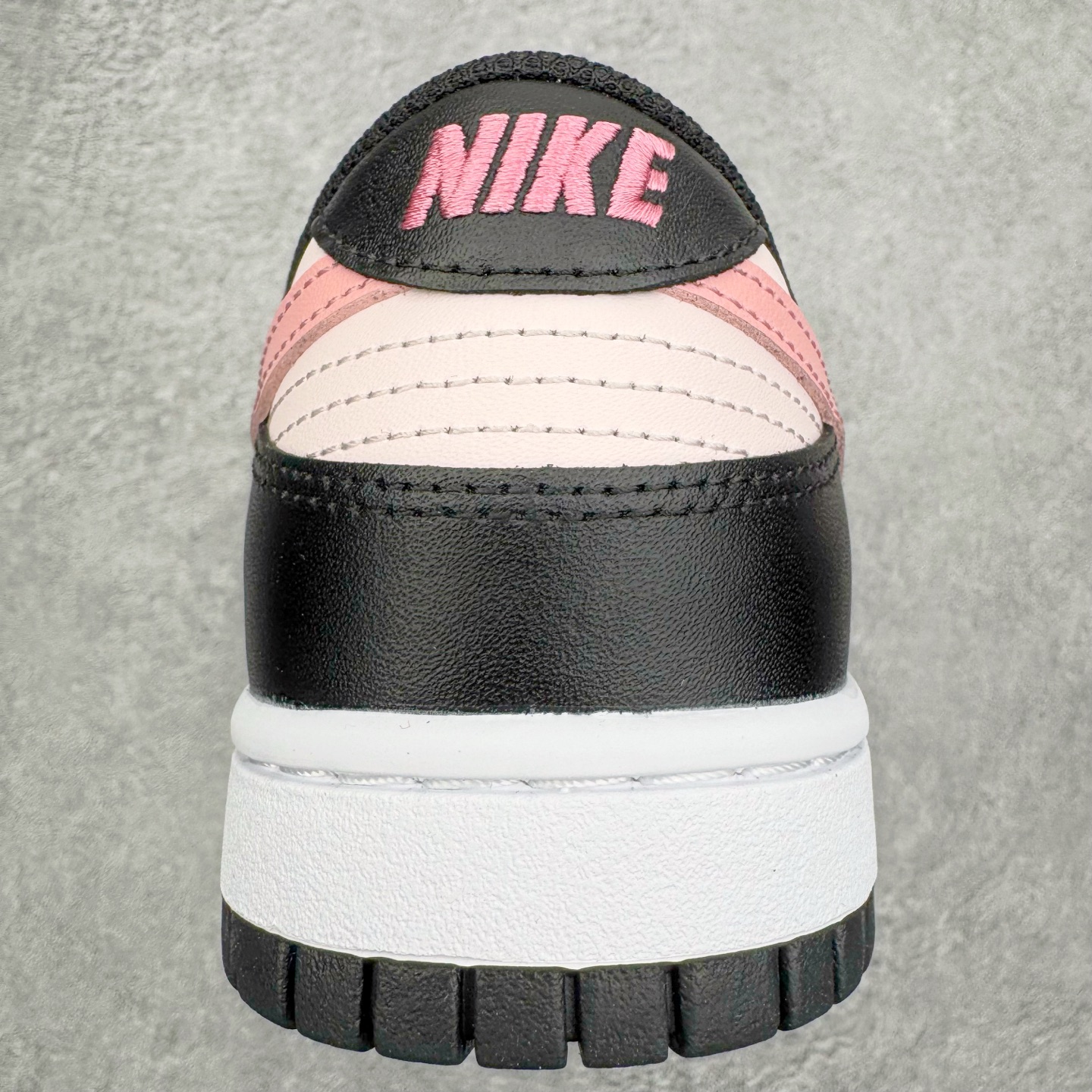 图片[8]-＃YC纯原 NK Dunk Low 莓莓熊 DD1503-101 当甜美的莓果粉，遇见深邃的夜幕黑，谱写出一份给少女心的温柔情书。鞋身如同被莓果汁液浸染过的晨曦，侧翼的粉色Swoosh是划过天际的灵动轨迹。独特的鞋带系统，系住的是不拘一格的个性，它懂得你的甜美，更欣赏你的酷。定制系列天花板 无原鞋不开发 全系列得物原鞋一比一校对开发 配色持续更新中 终端对接 优势输出 全套原厂楦头原纸板数据档案倾力打造 原汁原味莞产 极致还原 圈内最强针车工艺 高端零售指定版 广东原厂配套原盒原标 鞋盒分三个尺码段 原厂冲刀 超高清洁度 全鞋零毛边皮料切割 采用原厂百宏鞋带以及原厂百宏织唛舌标 内标可供原厂几率过验 进口原装条纹中底布 四线拉帮白色点胶 原厂拉帮手法遵循公司 原厂电绣 极致还原 尺码：36 36.5 37.5 38 38.5 39 40 40.5 41 42 42.5 43 44 44.5 45 46-选品中心