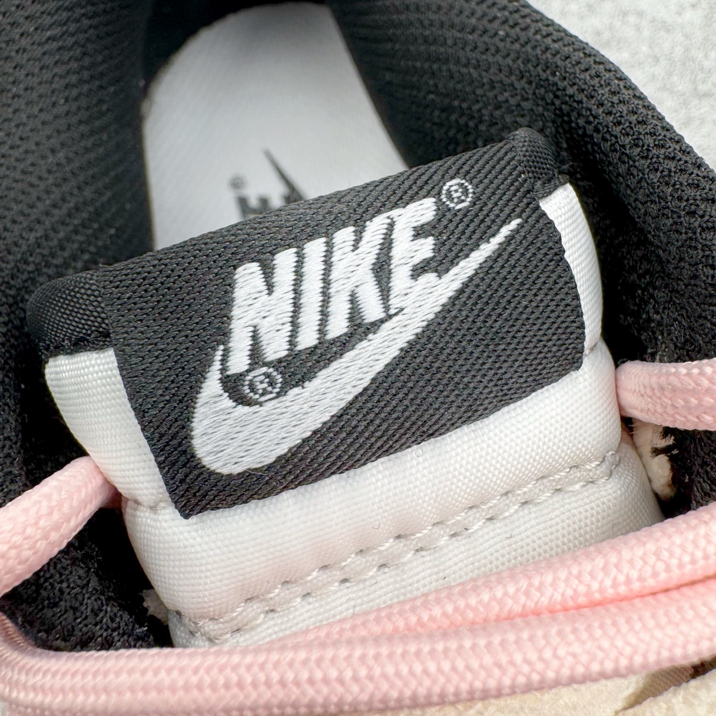 图片[14]-＃YC纯原 NK Dunk Low 莓莓熊 DD1503-101 当甜美的莓果粉，遇见深邃的夜幕黑，谱写出一份给少女心的温柔情书。鞋身如同被莓果汁液浸染过的晨曦，侧翼的粉色Swoosh是划过天际的灵动轨迹。独特的鞋带系统，系住的是不拘一格的个性，它懂得你的甜美，更欣赏你的酷。定制系列天花板 无原鞋不开发 全系列得物原鞋一比一校对开发 配色持续更新中 终端对接 优势输出 全套原厂楦头原纸板数据档案倾力打造 原汁原味莞产 极致还原 圈内最强针车工艺 高端零售指定版 广东原厂配套原盒原标 鞋盒分三个尺码段 原厂冲刀 超高清洁度 全鞋零毛边皮料切割 采用原厂百宏鞋带以及原厂百宏织唛舌标 内标可供原厂几率过验 进口原装条纹中底布 四线拉帮白色点胶 原厂拉帮手法遵循公司 原厂电绣 极致还原 尺码：36 36.5 37.5 38 38.5 39 40 40.5 41 42 42.5 43 44 44.5 45 46-选品中心