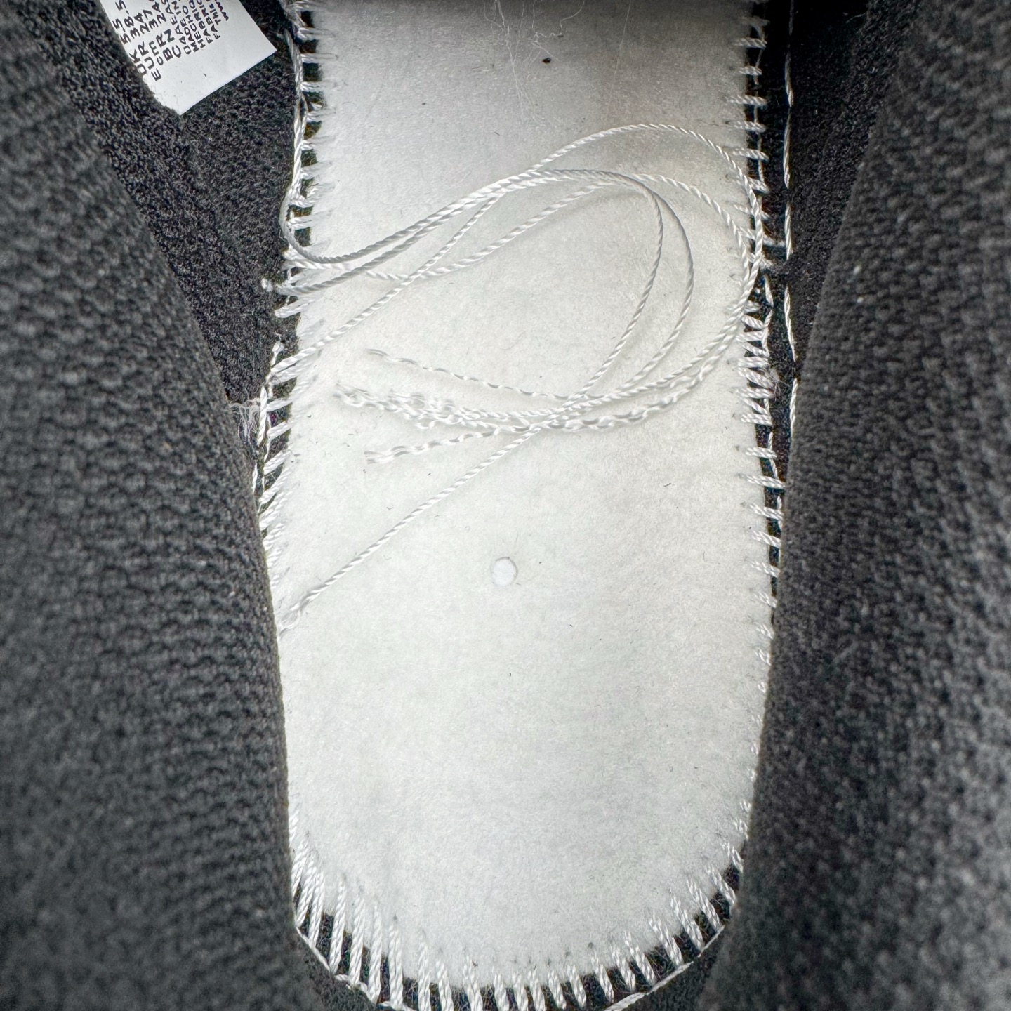 图片[11]-＃YC纯原 NK Dunk Low 莓莓熊 DD1503-101 当甜美的莓果粉，遇见深邃的夜幕黑，谱写出一份给少女心的温柔情书。鞋身如同被莓果汁液浸染过的晨曦，侧翼的粉色Swoosh是划过天际的灵动轨迹。独特的鞋带系统，系住的是不拘一格的个性，它懂得你的甜美，更欣赏你的酷。定制系列天花板 无原鞋不开发 全系列得物原鞋一比一校对开发 配色持续更新中 终端对接 优势输出 全套原厂楦头原纸板数据档案倾力打造 原汁原味莞产 极致还原 圈内最强针车工艺 高端零售指定版 广东原厂配套原盒原标 鞋盒分三个尺码段 原厂冲刀 超高清洁度 全鞋零毛边皮料切割 采用原厂百宏鞋带以及原厂百宏织唛舌标 内标可供原厂几率过验 进口原装条纹中底布 四线拉帮白色点胶 原厂拉帮手法遵循公司 原厂电绣 极致还原 尺码：36 36.5 37.5 38 38.5 39 40 40.5 41 42 42.5 43 44 44.5 45 46-选品中心