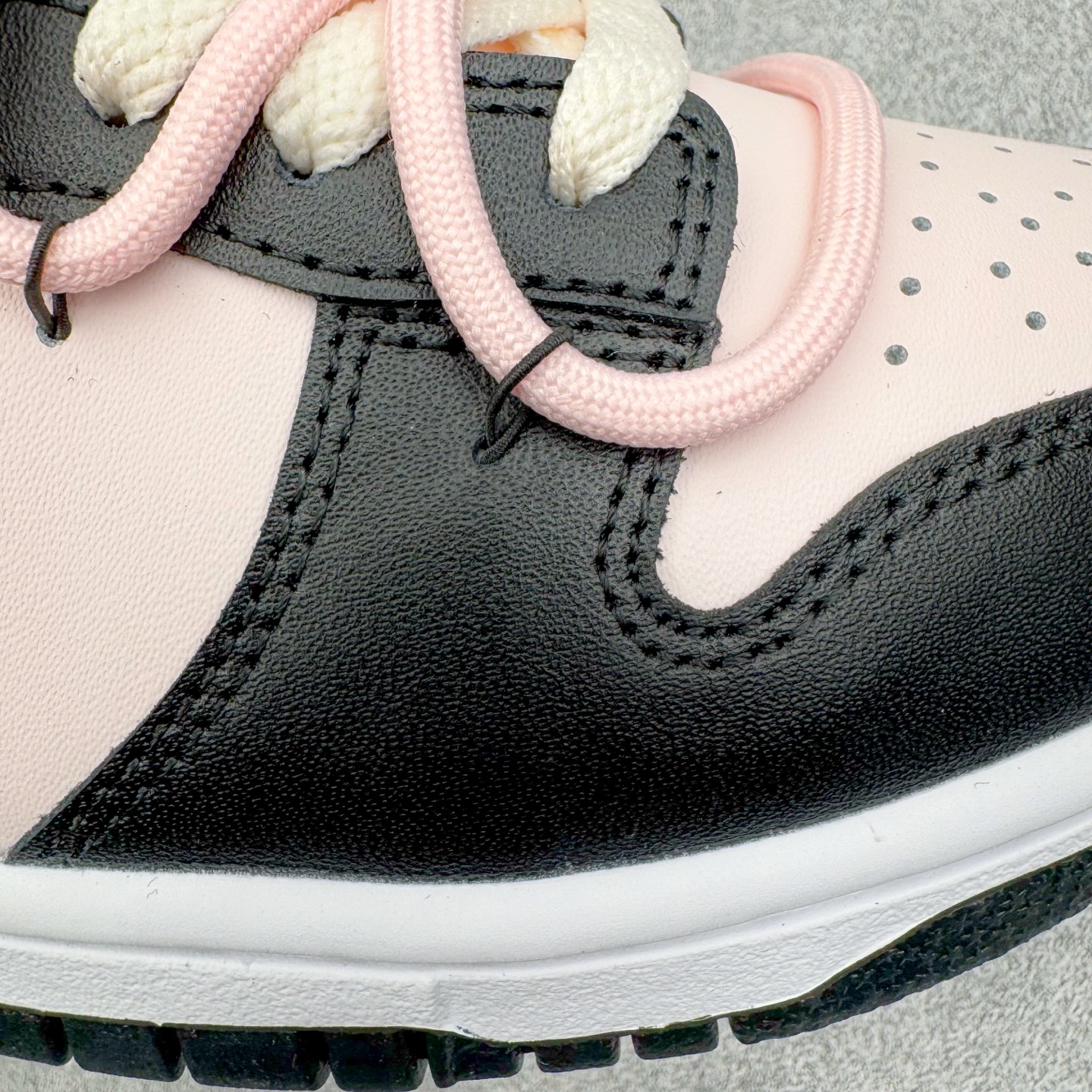 图片[18]-＃YC纯原 NK Dunk Low 莓莓熊 DD1503-101 当甜美的莓果粉，遇见深邃的夜幕黑，谱写出一份给少女心的温柔情书。鞋身如同被莓果汁液浸染过的晨曦，侧翼的粉色Swoosh是划过天际的灵动轨迹。独特的鞋带系统，系住的是不拘一格的个性，它懂得你的甜美，更欣赏你的酷。定制系列天花板 无原鞋不开发 全系列得物原鞋一比一校对开发 配色持续更新中 终端对接 优势输出 全套原厂楦头原纸板数据档案倾力打造 原汁原味莞产 极致还原 圈内最强针车工艺 高端零售指定版 广东原厂配套原盒原标 鞋盒分三个尺码段 原厂冲刀 超高清洁度 全鞋零毛边皮料切割 采用原厂百宏鞋带以及原厂百宏织唛舌标 内标可供原厂几率过验 进口原装条纹中底布 四线拉帮白色点胶 原厂拉帮手法遵循公司 原厂电绣 极致还原 尺码：36 36.5 37.5 38 38.5 39 40 40.5 41 42 42.5 43 44 44.5 45 46-选品中心