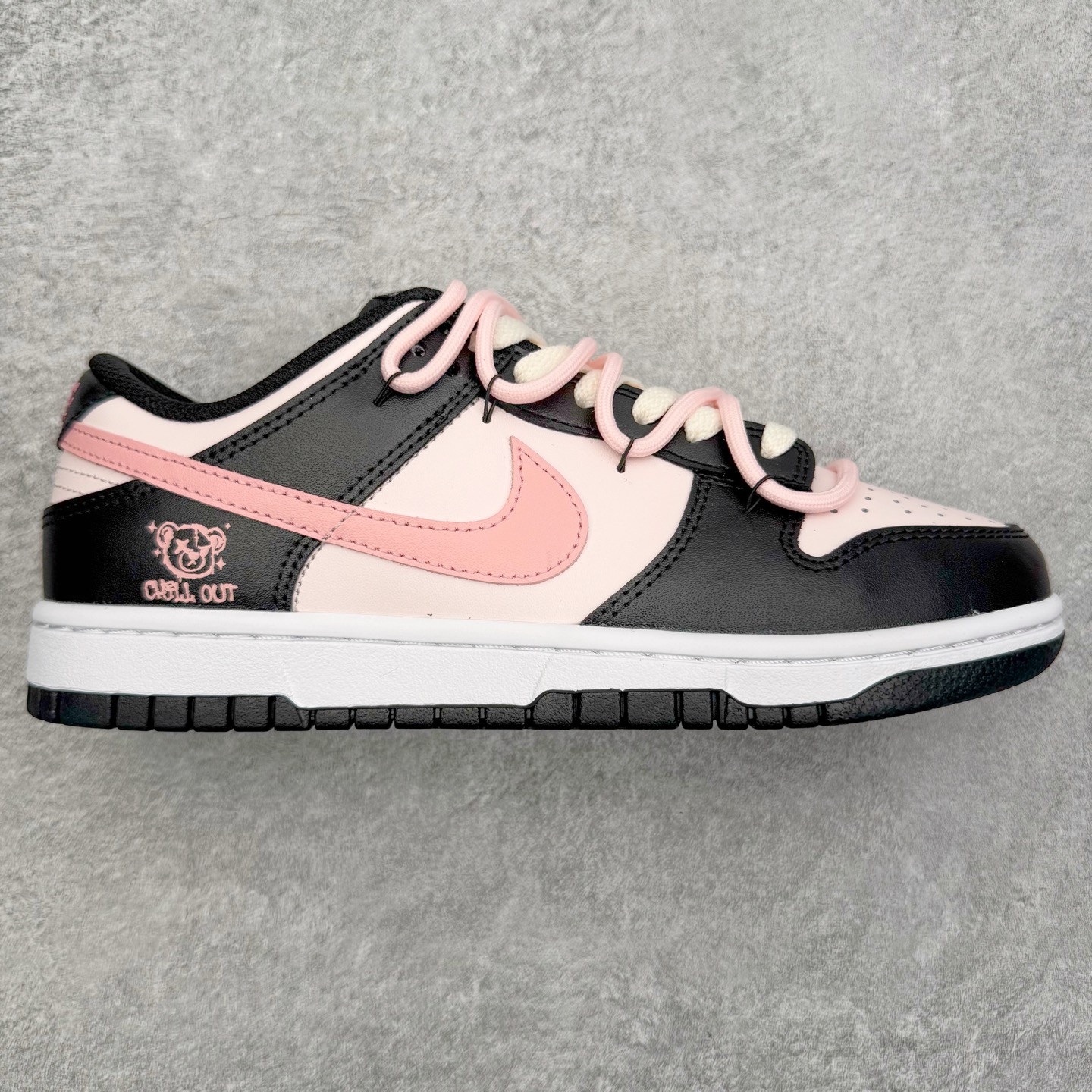 ＃YC纯原 NK Dunk Low 莓莓熊 DD1503-101 当甜美的莓果粉，遇见深邃的夜幕黑，谱写出一份给少女心的温柔情书。鞋身如同被莓果汁液浸染过的晨曦，侧翼的粉色Swoosh是划过天际的灵动轨迹。独特的鞋带系统，系住的是不拘一格的个性，它懂得你的甜美，更欣赏你的酷。定制系列天花板 无原鞋不开发 全系列得物原鞋一比一校对开发 配色持续更新中 终端对接 优势输出 全套原厂楦头原纸板数据档案倾力打造 原汁原味莞产 极致还原 圈内最强针车工艺 高端零售指定版 广东原厂配套原盒原标 鞋盒分三个尺码段 原厂冲刀 超高清洁度 全鞋零毛边皮料切割 采用原厂百宏鞋带以及原厂百宏织唛舌标 内标可供原厂几率过验 进口原装条纹中底布 四线拉帮白色点胶 原厂拉帮手法遵循公司 原厂电绣 极致还原 尺码：36 36.5 37.5 38 38.5 39 40 40.5 41 42 42.5 43 44 44.5 45 46-选品中心