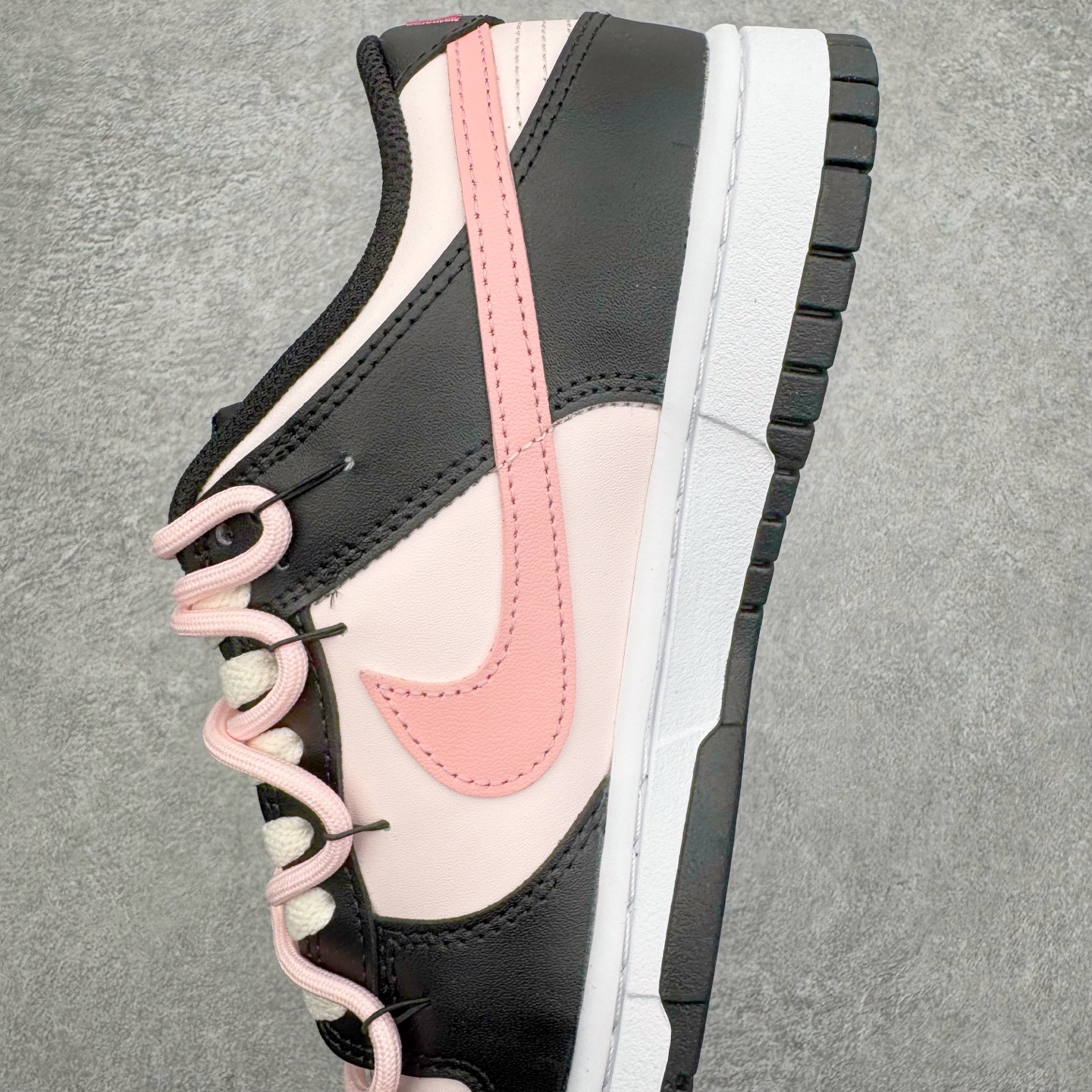 图片[7]-＃YC纯原 NK Dunk Low 莓莓熊 DD1503-101 当甜美的莓果粉，遇见深邃的夜幕黑，谱写出一份给少女心的温柔情书。鞋身如同被莓果汁液浸染过的晨曦，侧翼的粉色Swoosh是划过天际的灵动轨迹。独特的鞋带系统，系住的是不拘一格的个性，它懂得你的甜美，更欣赏你的酷。定制系列天花板 无原鞋不开发 全系列得物原鞋一比一校对开发 配色持续更新中 终端对接 优势输出 全套原厂楦头原纸板数据档案倾力打造 原汁原味莞产 极致还原 圈内最强针车工艺 高端零售指定版 广东原厂配套原盒原标 鞋盒分三个尺码段 原厂冲刀 超高清洁度 全鞋零毛边皮料切割 采用原厂百宏鞋带以及原厂百宏织唛舌标 内标可供原厂几率过验 进口原装条纹中底布 四线拉帮白色点胶 原厂拉帮手法遵循公司 原厂电绣 极致还原 尺码：36 36.5 37.5 38 38.5 39 40 40.5 41 42 42.5 43 44 44.5 45 46-选品中心