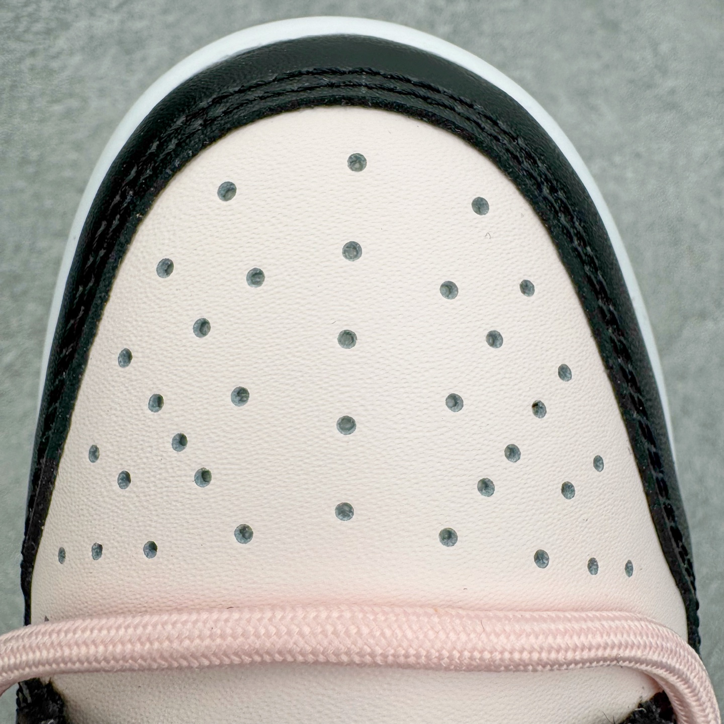 图片[15]-＃YC纯原 NK Dunk Low 莓莓熊 DD1503-101 当甜美的莓果粉，遇见深邃的夜幕黑，谱写出一份给少女心的温柔情书。鞋身如同被莓果汁液浸染过的晨曦，侧翼的粉色Swoosh是划过天际的灵动轨迹。独特的鞋带系统，系住的是不拘一格的个性，它懂得你的甜美，更欣赏你的酷。定制系列天花板 无原鞋不开发 全系列得物原鞋一比一校对开发 配色持续更新中 终端对接 优势输出 全套原厂楦头原纸板数据档案倾力打造 原汁原味莞产 极致还原 圈内最强针车工艺 高端零售指定版 广东原厂配套原盒原标 鞋盒分三个尺码段 原厂冲刀 超高清洁度 全鞋零毛边皮料切割 采用原厂百宏鞋带以及原厂百宏织唛舌标 内标可供原厂几率过验 进口原装条纹中底布 四线拉帮白色点胶 原厂拉帮手法遵循公司 原厂电绣 极致还原 尺码：36 36.5 37.5 38 38.5 39 40 40.5 41 42 42.5 43 44 44.5 45 46-选品中心