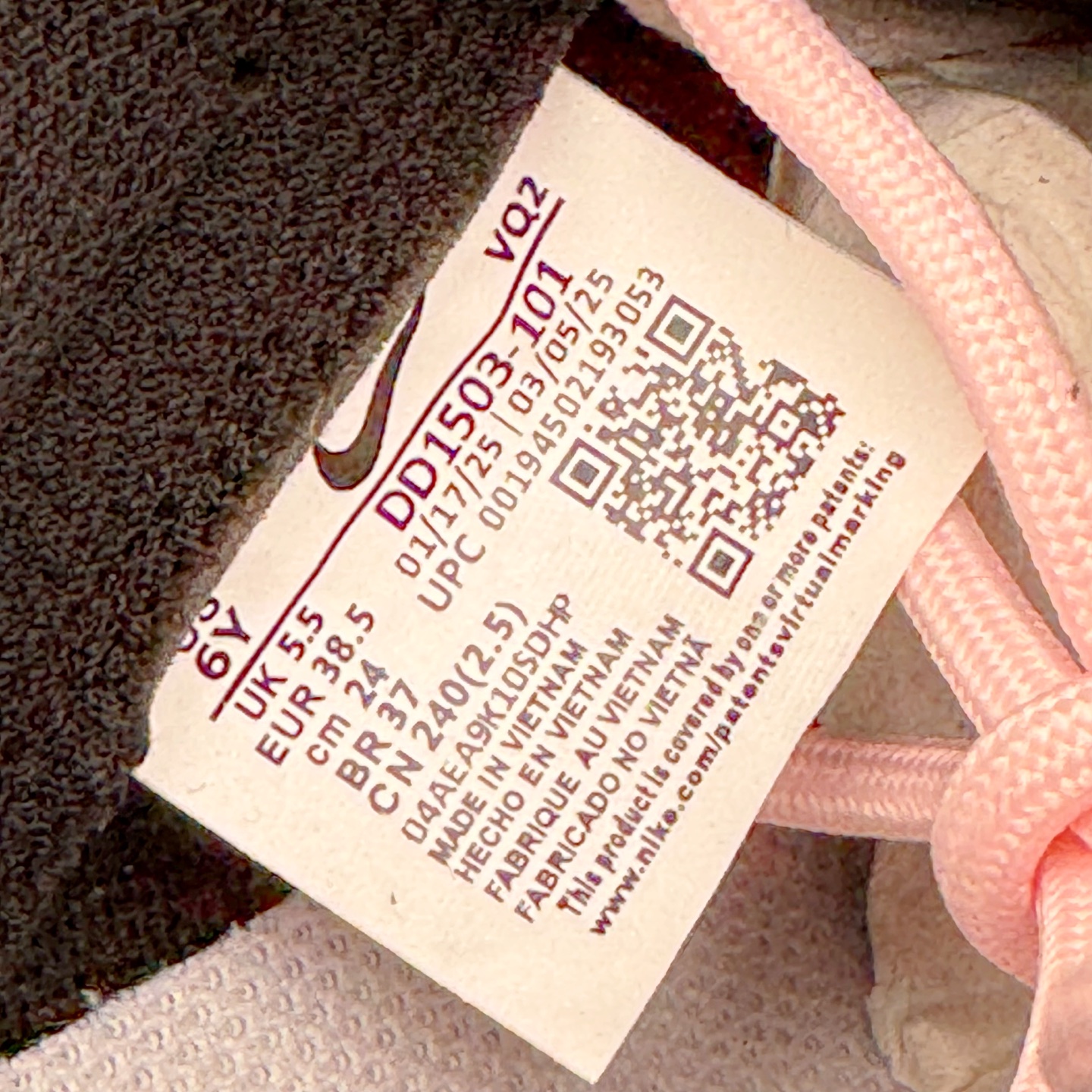 图片[12]-＃YC纯原 NK Dunk Low 莓莓熊 DD1503-101 当甜美的莓果粉，遇见深邃的夜幕黑，谱写出一份给少女心的温柔情书。鞋身如同被莓果汁液浸染过的晨曦，侧翼的粉色Swoosh是划过天际的灵动轨迹。独特的鞋带系统，系住的是不拘一格的个性，它懂得你的甜美，更欣赏你的酷。定制系列天花板 无原鞋不开发 全系列得物原鞋一比一校对开发 配色持续更新中 终端对接 优势输出 全套原厂楦头原纸板数据档案倾力打造 原汁原味莞产 极致还原 圈内最强针车工艺 高端零售指定版 广东原厂配套原盒原标 鞋盒分三个尺码段 原厂冲刀 超高清洁度 全鞋零毛边皮料切割 采用原厂百宏鞋带以及原厂百宏织唛舌标 内标可供原厂几率过验 进口原装条纹中底布 四线拉帮白色点胶 原厂拉帮手法遵循公司 原厂电绣 极致还原 尺码：36 36.5 37.5 38 38.5 39 40 40.5 41 42 42.5 43 44 44.5 45 46-选品中心