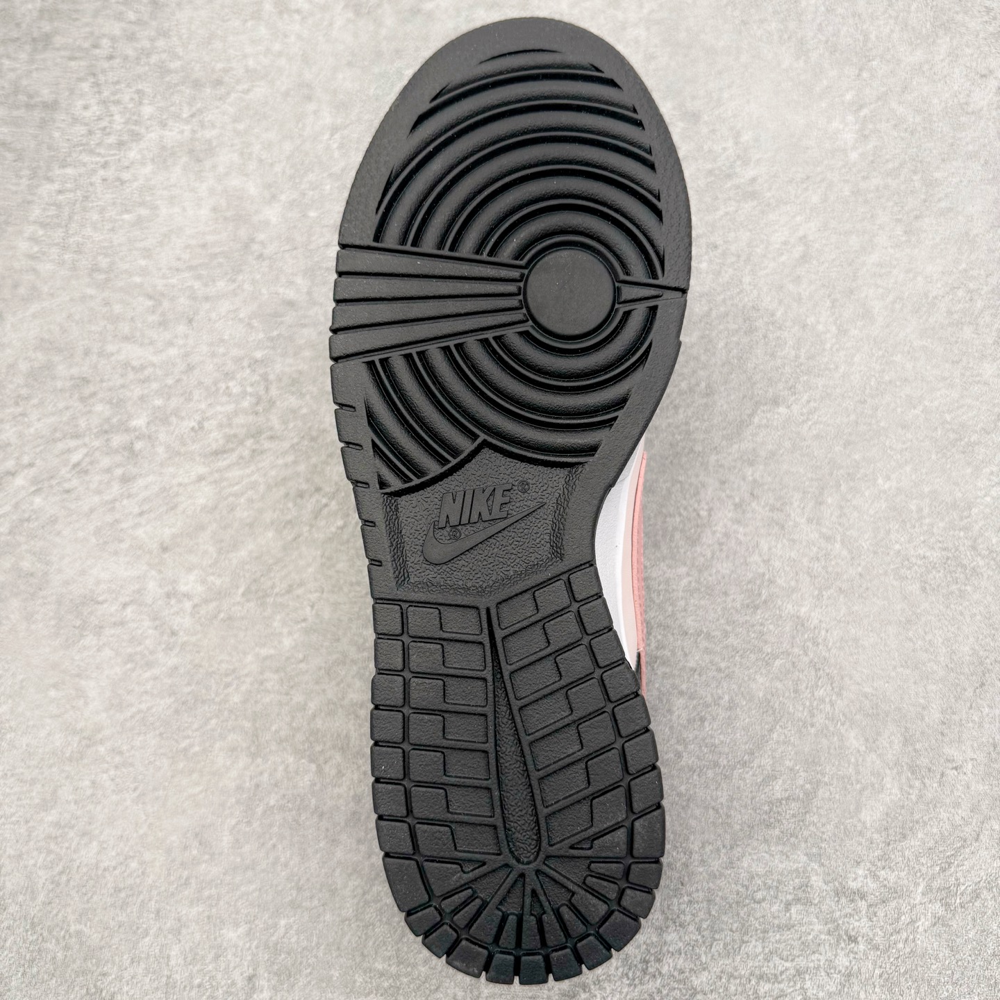 图片[9]-＃YC纯原 NK Dunk Low 莓莓熊 DD1503-101 当甜美的莓果粉，遇见深邃的夜幕黑，谱写出一份给少女心的温柔情书。鞋身如同被莓果汁液浸染过的晨曦，侧翼的粉色Swoosh是划过天际的灵动轨迹。独特的鞋带系统，系住的是不拘一格的个性，它懂得你的甜美，更欣赏你的酷。定制系列天花板 无原鞋不开发 全系列得物原鞋一比一校对开发 配色持续更新中 终端对接 优势输出 全套原厂楦头原纸板数据档案倾力打造 原汁原味莞产 极致还原 圈内最强针车工艺 高端零售指定版 广东原厂配套原盒原标 鞋盒分三个尺码段 原厂冲刀 超高清洁度 全鞋零毛边皮料切割 采用原厂百宏鞋带以及原厂百宏织唛舌标 内标可供原厂几率过验 进口原装条纹中底布 四线拉帮白色点胶 原厂拉帮手法遵循公司 原厂电绣 极致还原 尺码：36 36.5 37.5 38 38.5 39 40 40.5 41 42 42.5 43 44 44.5 45 46-选品中心