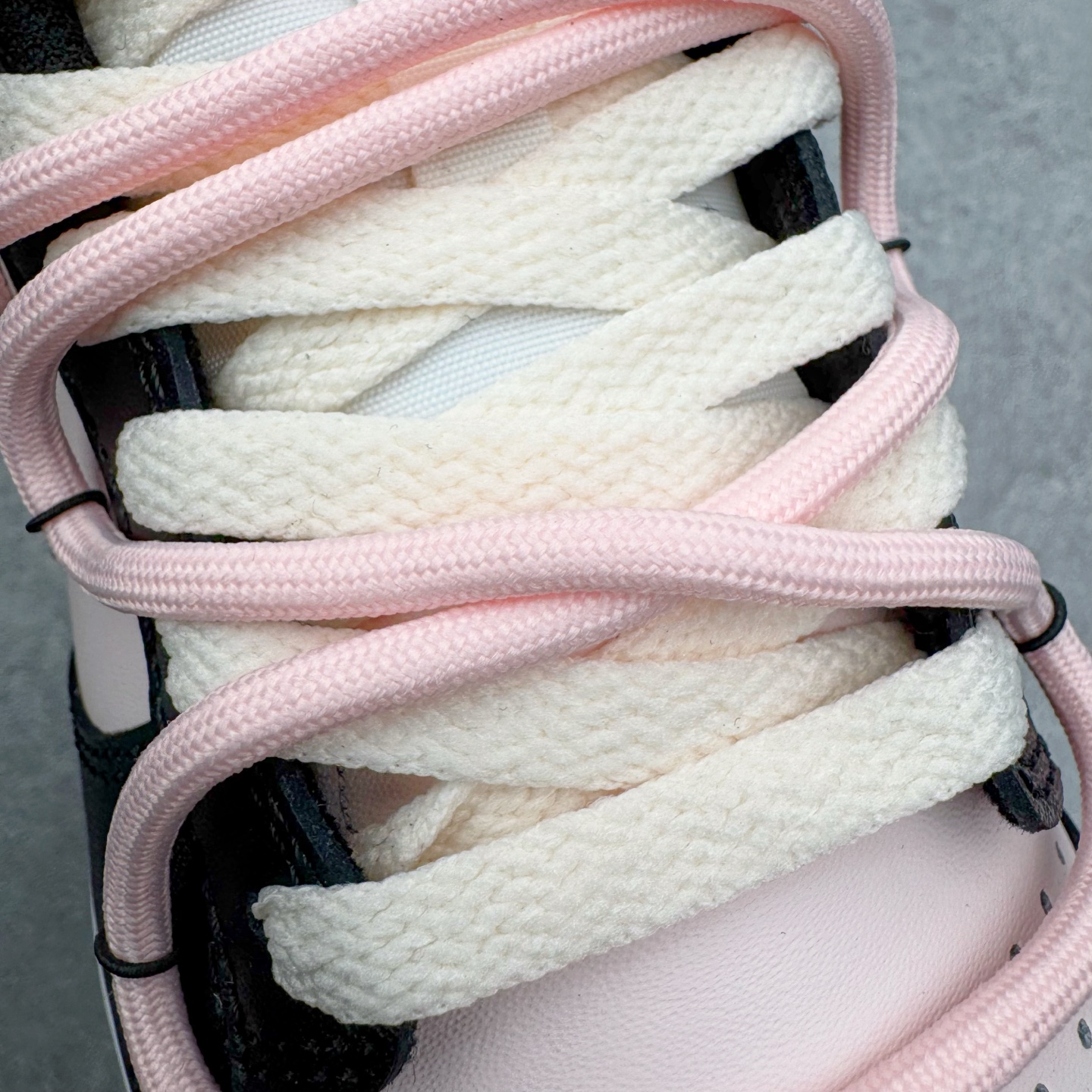 图片[13]-＃YC纯原 NK Dunk Low 莓莓熊 DD1503-101 当甜美的莓果粉，遇见深邃的夜幕黑，谱写出一份给少女心的温柔情书。鞋身如同被莓果汁液浸染过的晨曦，侧翼的粉色Swoosh是划过天际的灵动轨迹。独特的鞋带系统，系住的是不拘一格的个性，它懂得你的甜美，更欣赏你的酷。定制系列天花板 无原鞋不开发 全系列得物原鞋一比一校对开发 配色持续更新中 终端对接 优势输出 全套原厂楦头原纸板数据档案倾力打造 原汁原味莞产 极致还原 圈内最强针车工艺 高端零售指定版 广东原厂配套原盒原标 鞋盒分三个尺码段 原厂冲刀 超高清洁度 全鞋零毛边皮料切割 采用原厂百宏鞋带以及原厂百宏织唛舌标 内标可供原厂几率过验 进口原装条纹中底布 四线拉帮白色点胶 原厂拉帮手法遵循公司 原厂电绣 极致还原 尺码：36 36.5 37.5 38 38.5 39 40 40.5 41 42 42.5 43 44 44.5 45 46-选品中心