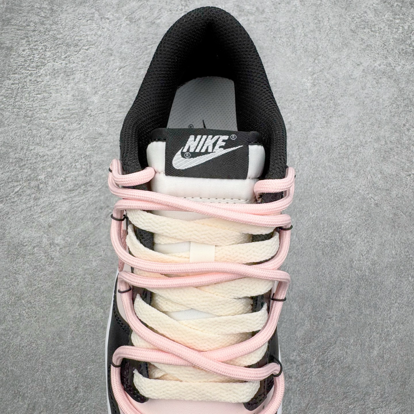 图片[5]-＃YC纯原 NK Dunk Low 莓莓熊 DD1503-101 当甜美的莓果粉，遇见深邃的夜幕黑，谱写出一份给少女心的温柔情书。鞋身如同被莓果汁液浸染过的晨曦，侧翼的粉色Swoosh是划过天际的灵动轨迹。独特的鞋带系统，系住的是不拘一格的个性，它懂得你的甜美，更欣赏你的酷。定制系列天花板 无原鞋不开发 全系列得物原鞋一比一校对开发 配色持续更新中 终端对接 优势输出 全套原厂楦头原纸板数据档案倾力打造 原汁原味莞产 极致还原 圈内最强针车工艺 高端零售指定版 广东原厂配套原盒原标 鞋盒分三个尺码段 原厂冲刀 超高清洁度 全鞋零毛边皮料切割 采用原厂百宏鞋带以及原厂百宏织唛舌标 内标可供原厂几率过验 进口原装条纹中底布 四线拉帮白色点胶 原厂拉帮手法遵循公司 原厂电绣 极致还原 尺码：36 36.5 37.5 38 38.5 39 40 40.5 41 42 42.5 43 44 44.5 45 46-选品中心