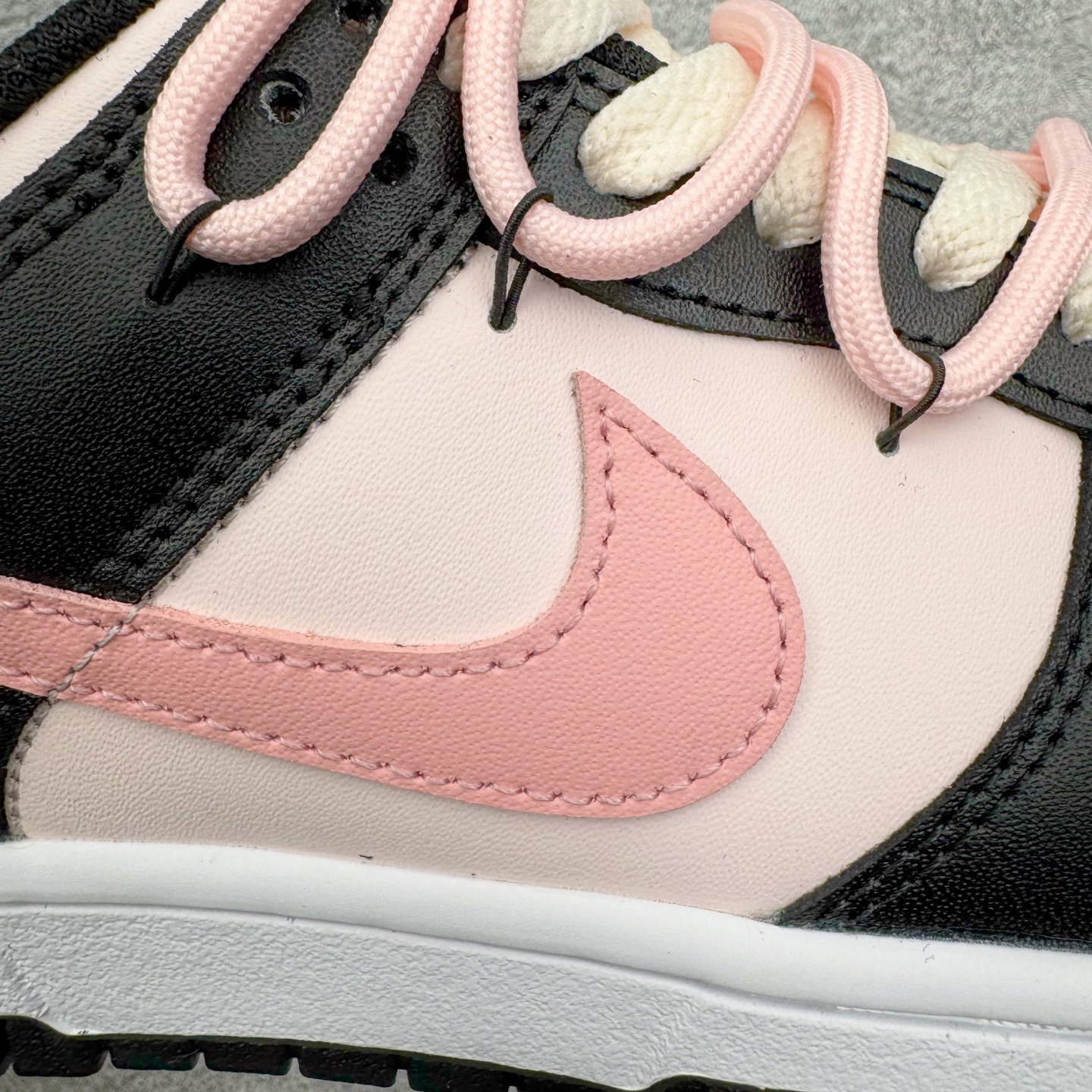 图片[19]-＃YC纯原 NK Dunk Low 莓莓熊 DD1503-101 当甜美的莓果粉，遇见深邃的夜幕黑，谱写出一份给少女心的温柔情书。鞋身如同被莓果汁液浸染过的晨曦，侧翼的粉色Swoosh是划过天际的灵动轨迹。独特的鞋带系统，系住的是不拘一格的个性，它懂得你的甜美，更欣赏你的酷。定制系列天花板 无原鞋不开发 全系列得物原鞋一比一校对开发 配色持续更新中 终端对接 优势输出 全套原厂楦头原纸板数据档案倾力打造 原汁原味莞产 极致还原 圈内最强针车工艺 高端零售指定版 广东原厂配套原盒原标 鞋盒分三个尺码段 原厂冲刀 超高清洁度 全鞋零毛边皮料切割 采用原厂百宏鞋带以及原厂百宏织唛舌标 内标可供原厂几率过验 进口原装条纹中底布 四线拉帮白色点胶 原厂拉帮手法遵循公司 原厂电绣 极致还原 尺码：36 36.5 37.5 38 38.5 39 40 40.5 41 42 42.5 43 44 44.5 45 46-选品中心