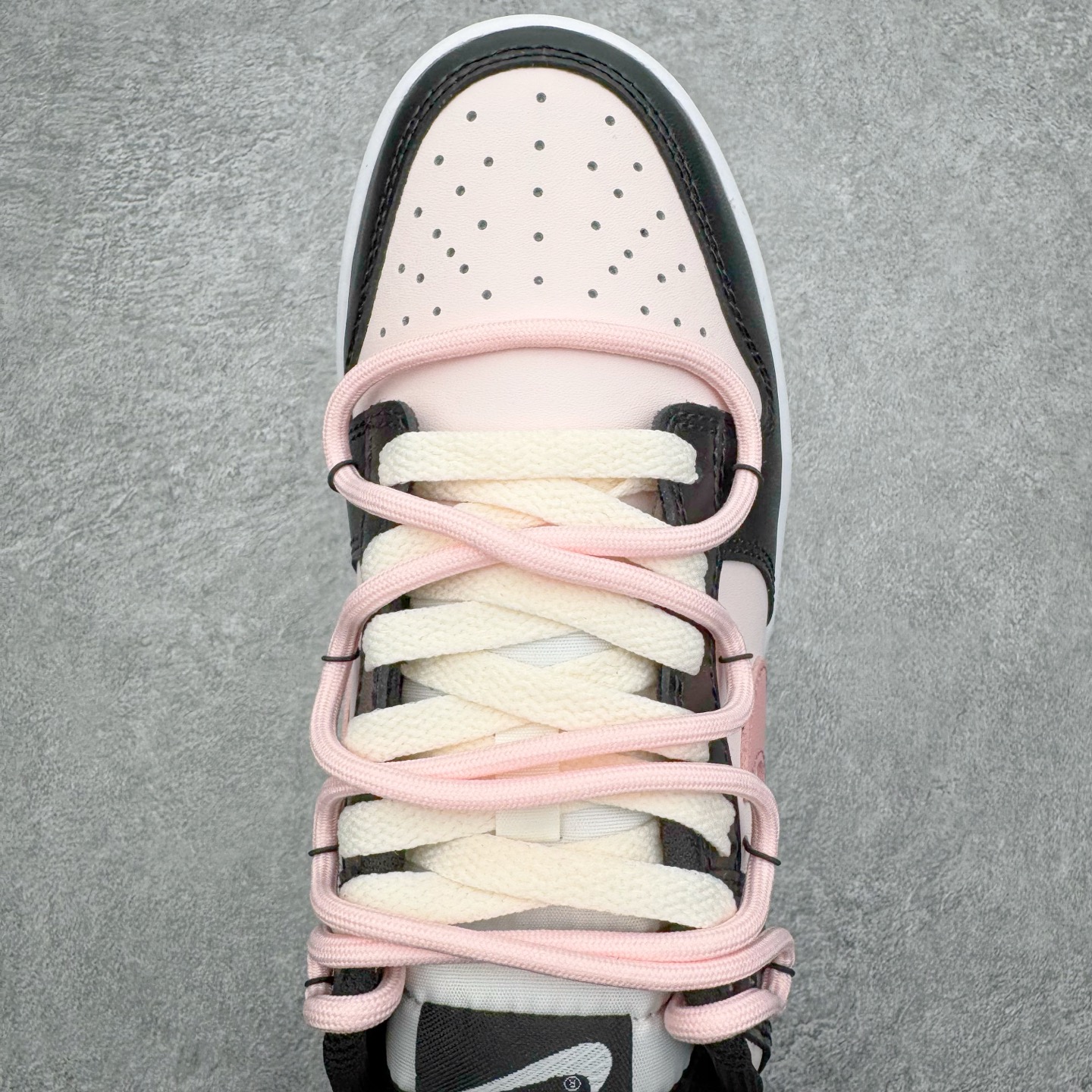 图片[4]-＃YC纯原 NK Dunk Low 莓莓熊 DD1503-101 当甜美的莓果粉，遇见深邃的夜幕黑，谱写出一份给少女心的温柔情书。鞋身如同被莓果汁液浸染过的晨曦，侧翼的粉色Swoosh是划过天际的灵动轨迹。独特的鞋带系统，系住的是不拘一格的个性，它懂得你的甜美，更欣赏你的酷。定制系列天花板 无原鞋不开发 全系列得物原鞋一比一校对开发 配色持续更新中 终端对接 优势输出 全套原厂楦头原纸板数据档案倾力打造 原汁原味莞产 极致还原 圈内最强针车工艺 高端零售指定版 广东原厂配套原盒原标 鞋盒分三个尺码段 原厂冲刀 超高清洁度 全鞋零毛边皮料切割 采用原厂百宏鞋带以及原厂百宏织唛舌标 内标可供原厂几率过验 进口原装条纹中底布 四线拉帮白色点胶 原厂拉帮手法遵循公司 原厂电绣 极致还原 尺码：36 36.5 37.5 38 38.5 39 40 40.5 41 42 42.5 43 44 44.5 45 46-选品中心