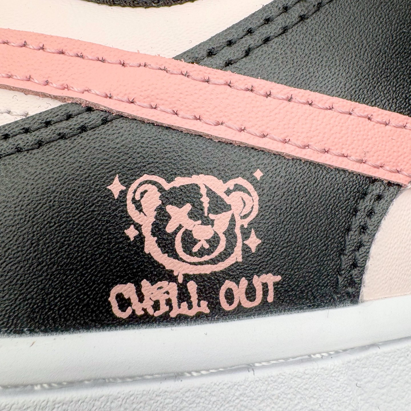 图片[17]-＃YC纯原 NK Dunk Low 莓莓熊 DD1503-101 当甜美的莓果粉，遇见深邃的夜幕黑，谱写出一份给少女心的温柔情书。鞋身如同被莓果汁液浸染过的晨曦，侧翼的粉色Swoosh是划过天际的灵动轨迹。独特的鞋带系统，系住的是不拘一格的个性，它懂得你的甜美，更欣赏你的酷。定制系列天花板 无原鞋不开发 全系列得物原鞋一比一校对开发 配色持续更新中 终端对接 优势输出 全套原厂楦头原纸板数据档案倾力打造 原汁原味莞产 极致还原 圈内最强针车工艺 高端零售指定版 广东原厂配套原盒原标 鞋盒分三个尺码段 原厂冲刀 超高清洁度 全鞋零毛边皮料切割 采用原厂百宏鞋带以及原厂百宏织唛舌标 内标可供原厂几率过验 进口原装条纹中底布 四线拉帮白色点胶 原厂拉帮手法遵循公司 原厂电绣 极致还原 尺码：36 36.5 37.5 38 38.5 39 40 40.5 41 42 42.5 43 44 44.5 45 46-选品中心